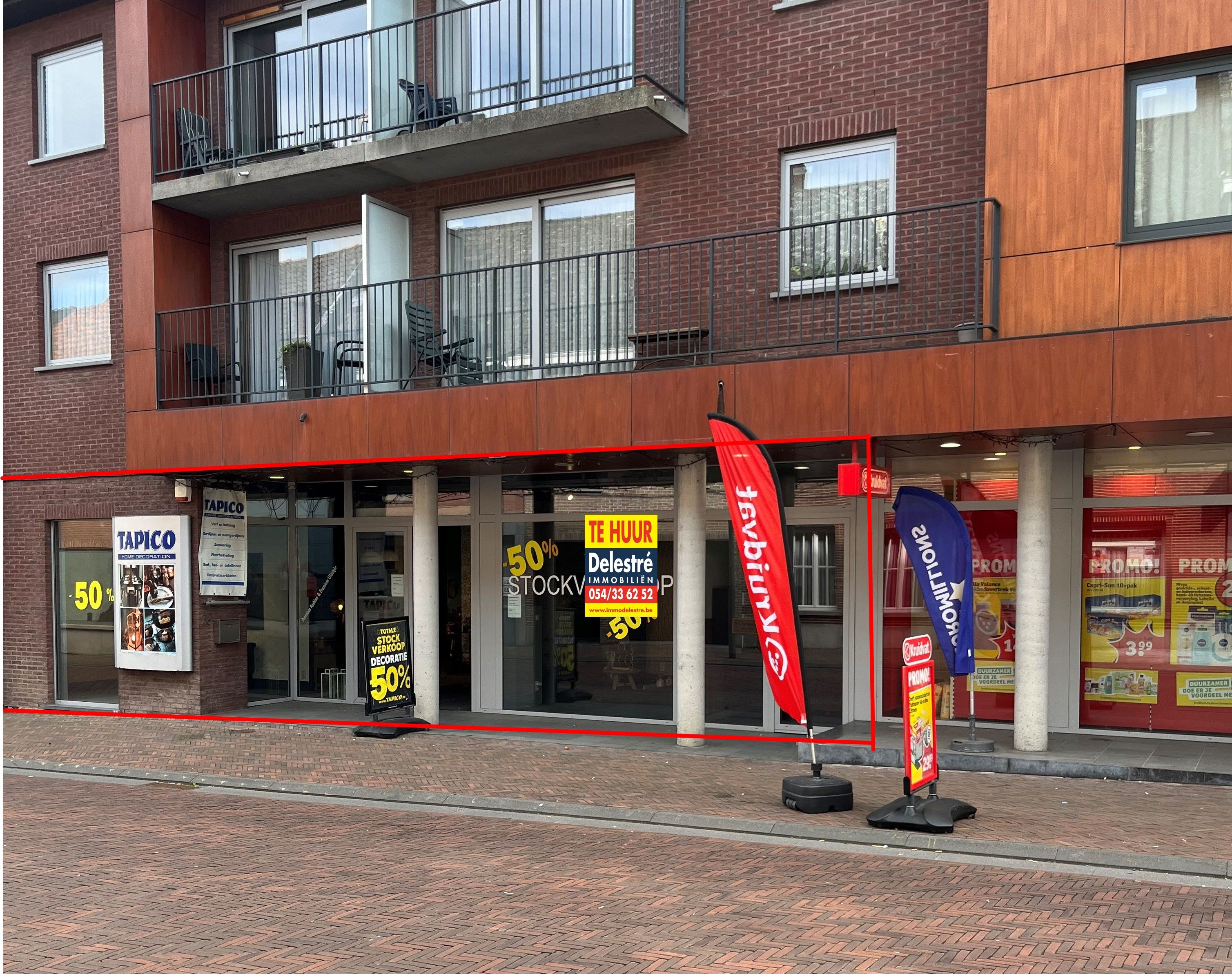 MODERN WINKELPAND NAAST KRUIDVAT MET PARKING foto {{pictureIndex}}