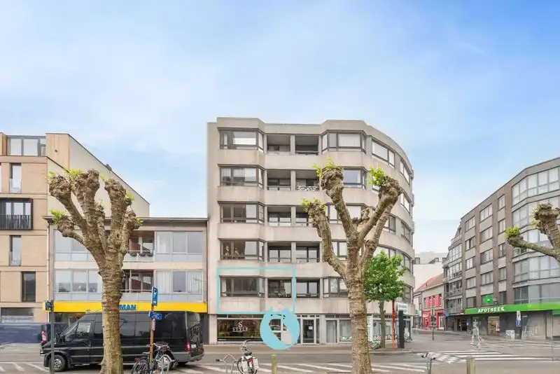 Gelegen aan de levendige Grote Markt van Zelzate foto {{pictureIndex}}