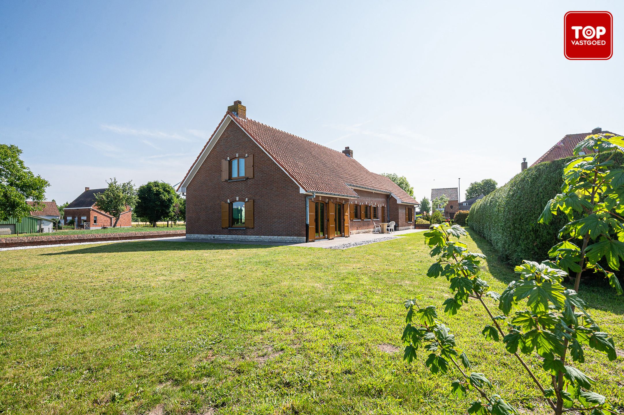 Prachtige villa op een groot perceel met veel groen rondom. foto 3