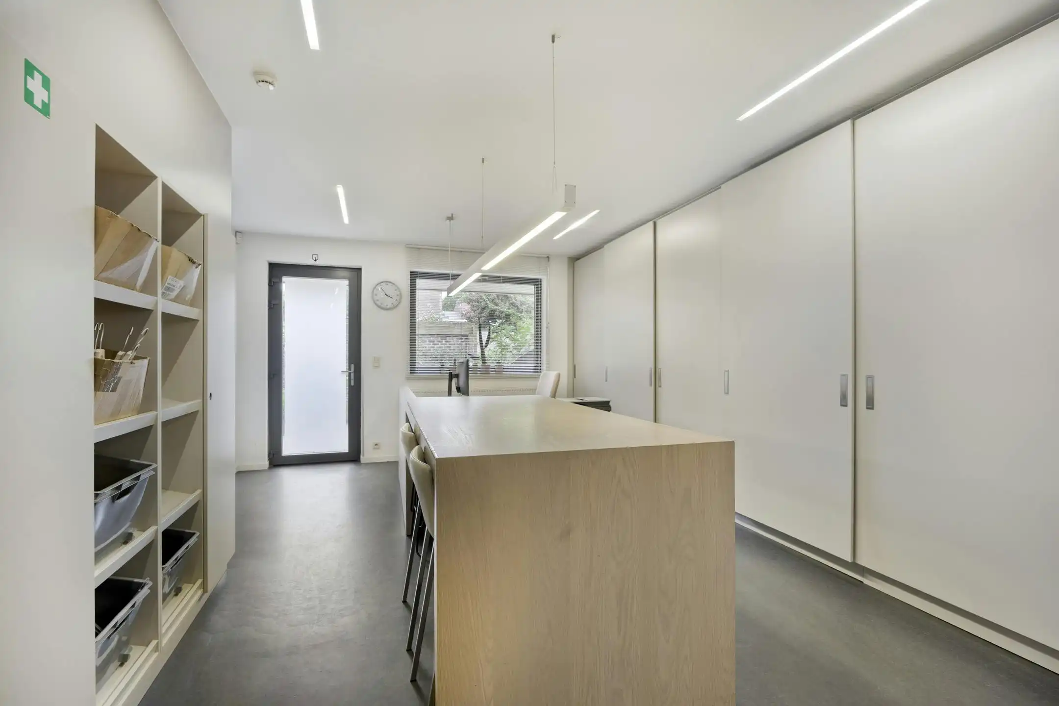 Stijlvolle stadswoning met handelspand te koop in hartje Maaseik foto 13