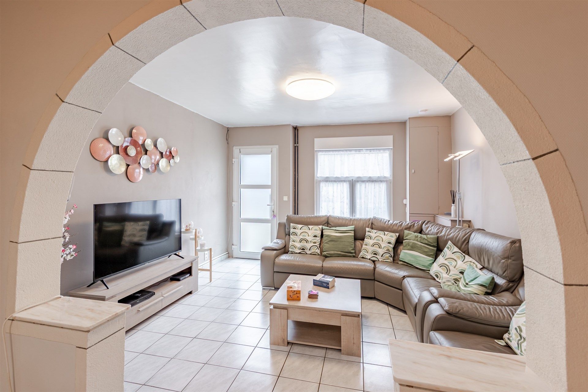 Gezinswoning met vier slaapkamers, garagegebouw en grote tuin op 1705 m² foto 5