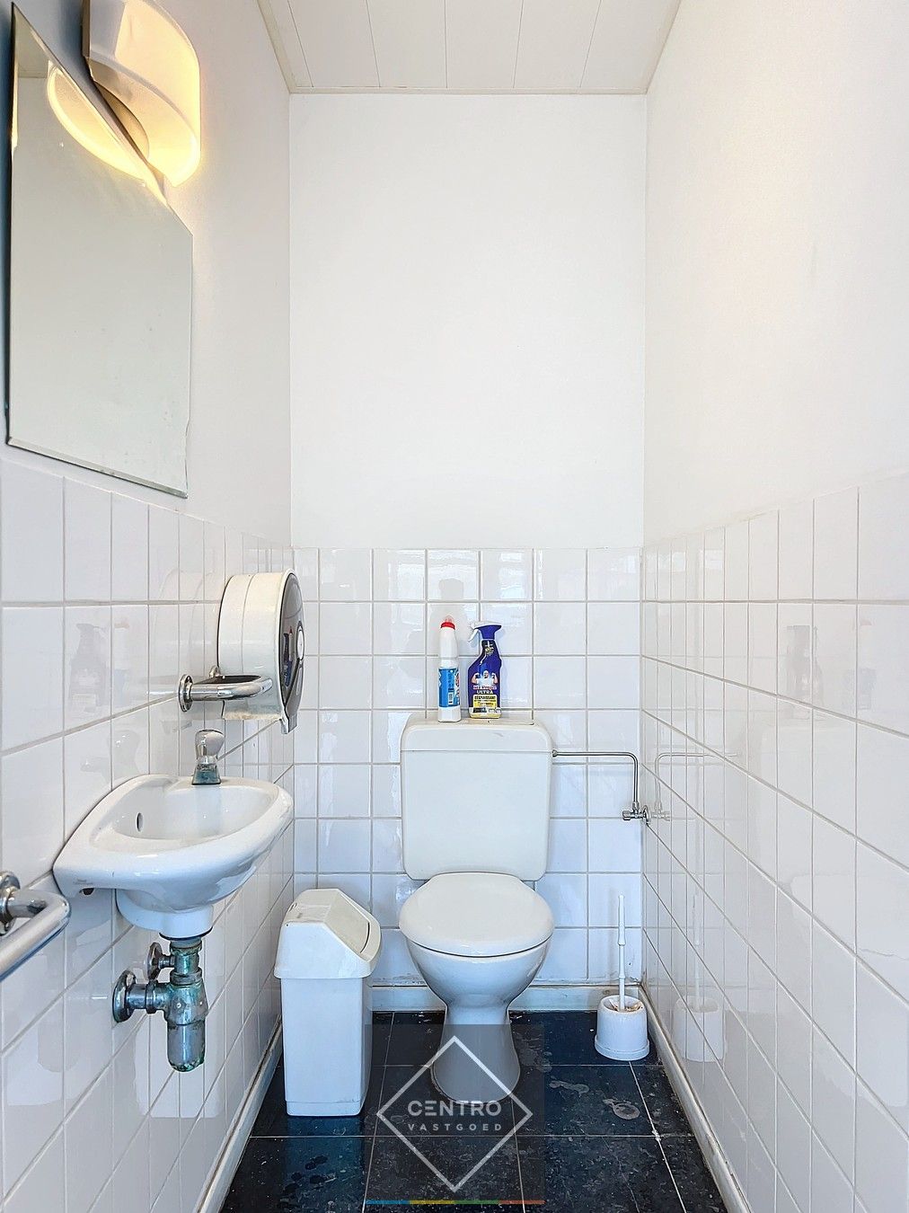 Instapklaar BEDRIJFSGEBOUW bestaande uit een geïsoleerd MAGAZIJN (± 2.935m²) met KANTOORGEBOUW (± 305m²). Ruim verhard buitenterrein én 2 rolbruggen. Op industriezone te Houthulst. foto 30