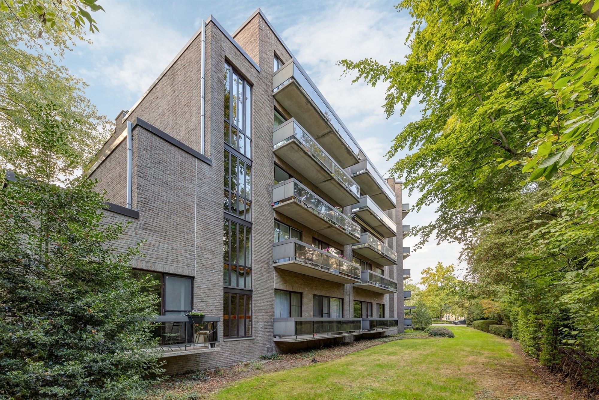 Lichtrijke serviceflat met terras foto 27