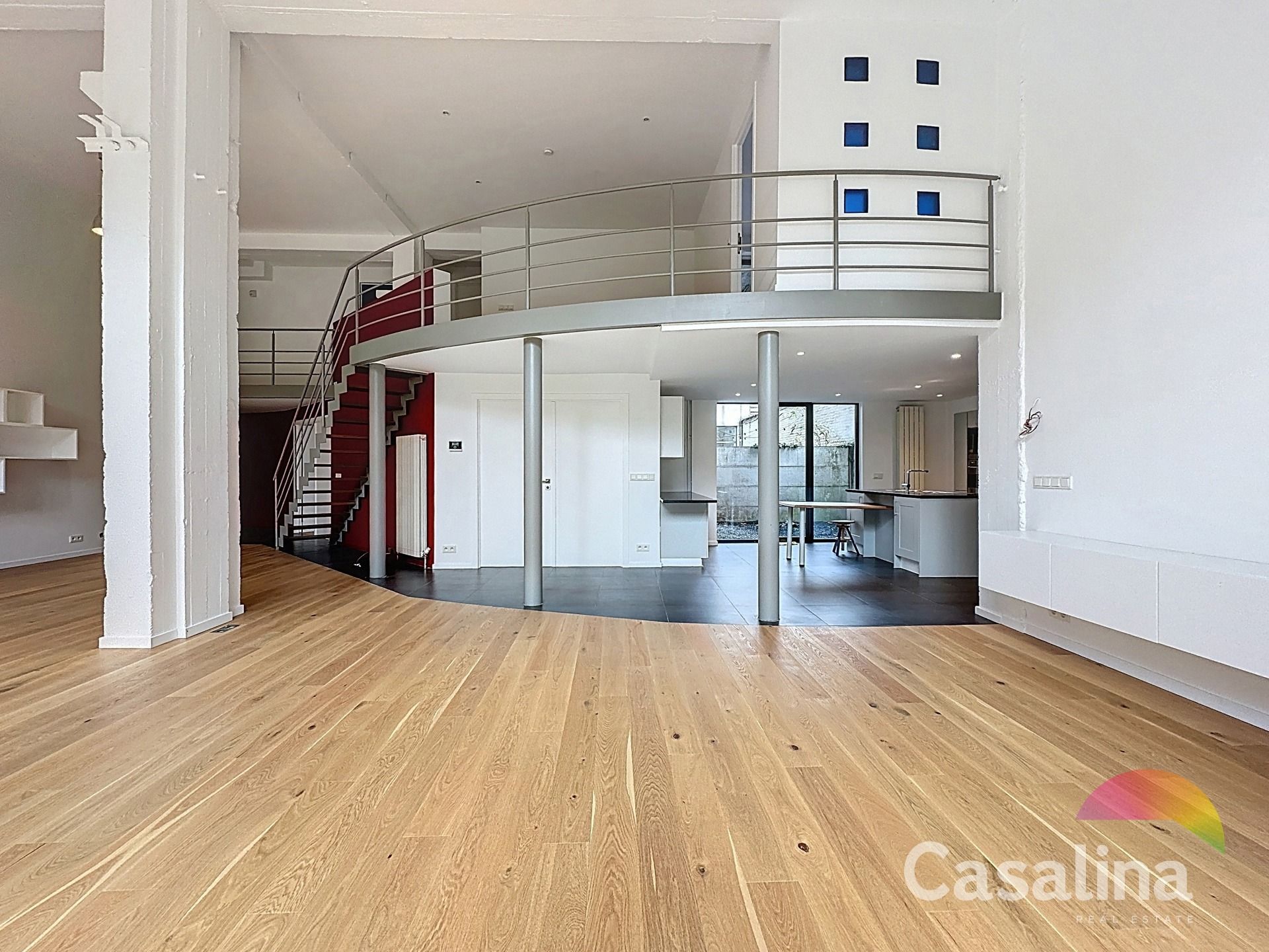 Loft van 281 m² met tuin foto 5