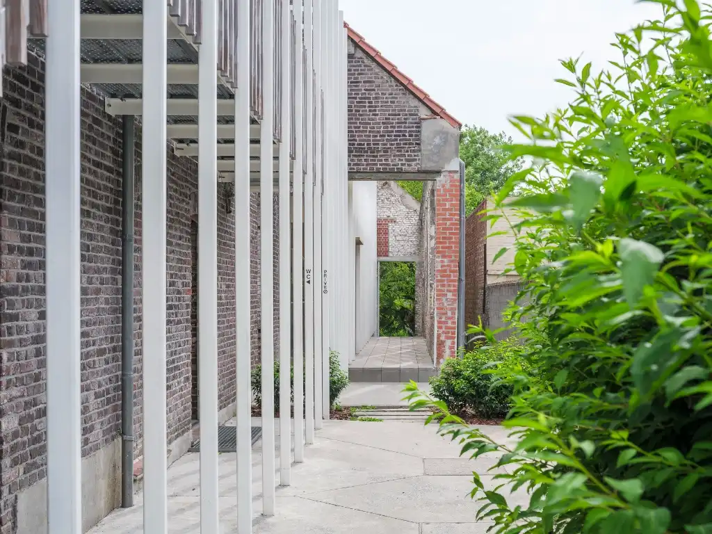 Uniek vastgoed! Exclusieve en creatieve site met twee kantoorruimtes, een polyvalent handelspand, een short-staystudio en een bijzonder architecturale split-levelwoning met ruime tuin, op een boogscheut van het stadscentrum. foto 30