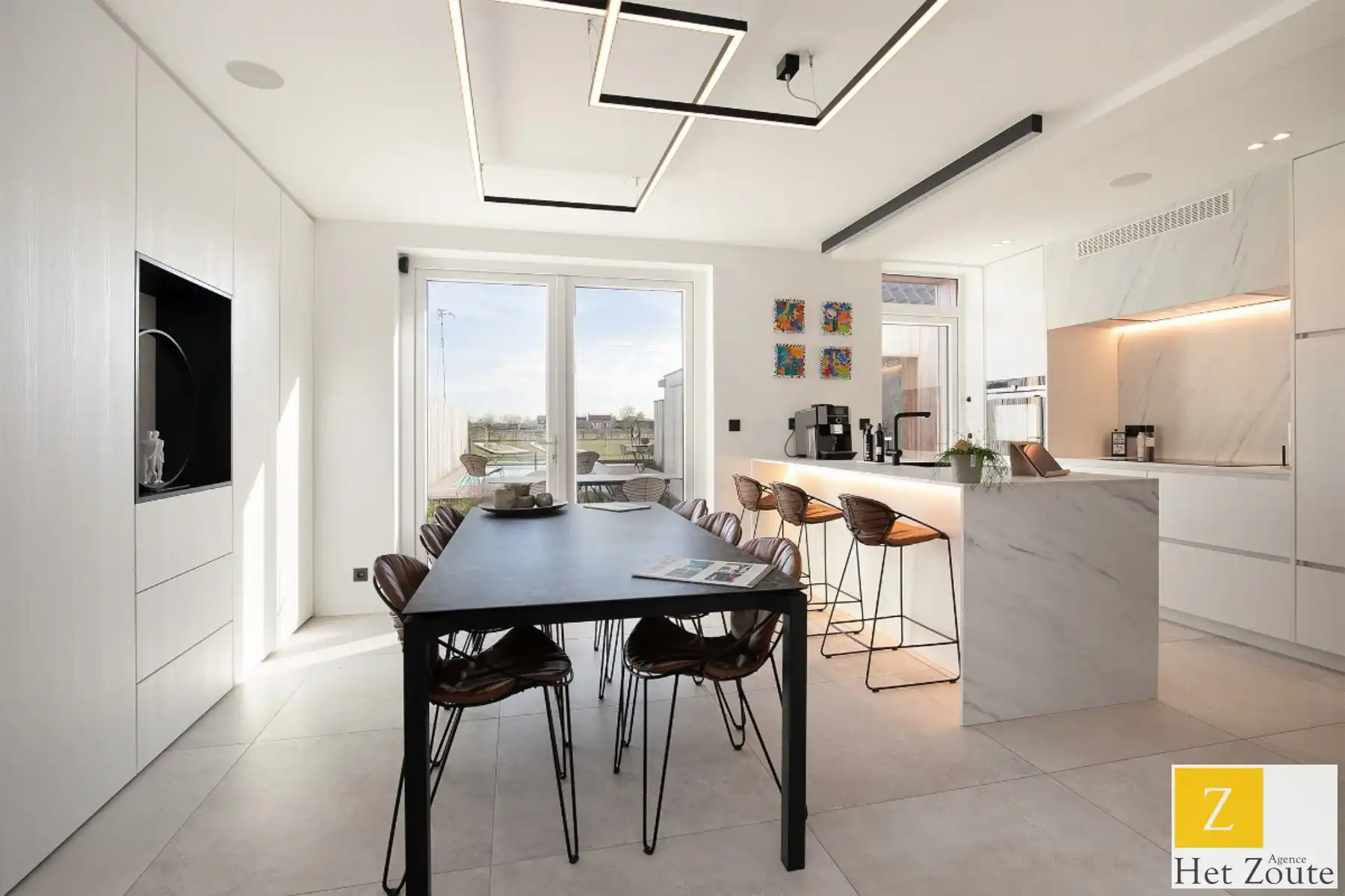 Uitzonderlijke woning met zwembad en open zicht te Cadzand foto {{pictureIndex}}