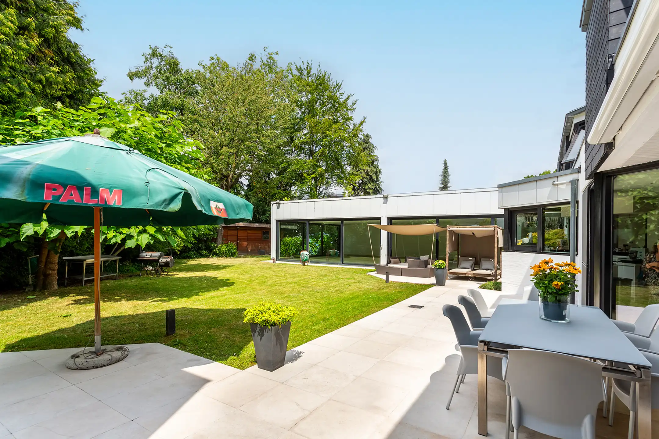 Topgelegen architectenwoning met ruim tuin en binnenzwembad. foto 49