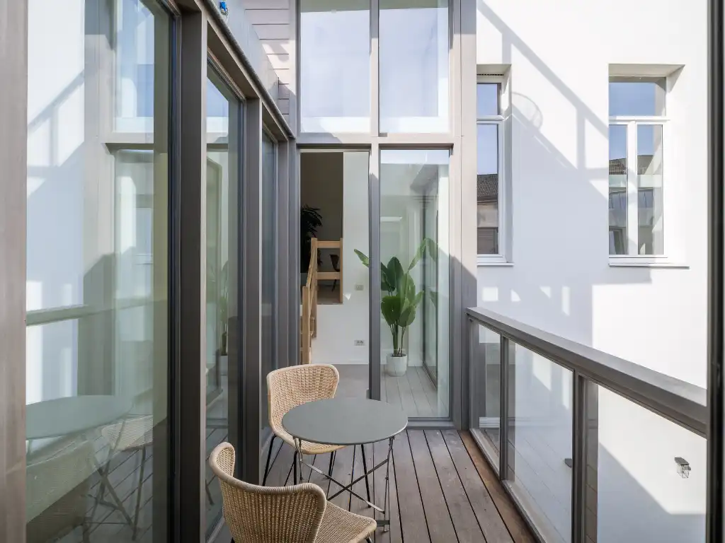 Luxueus appartement met groot volume en terras op toplocatie aan de Sint-Michielskerk foto 4