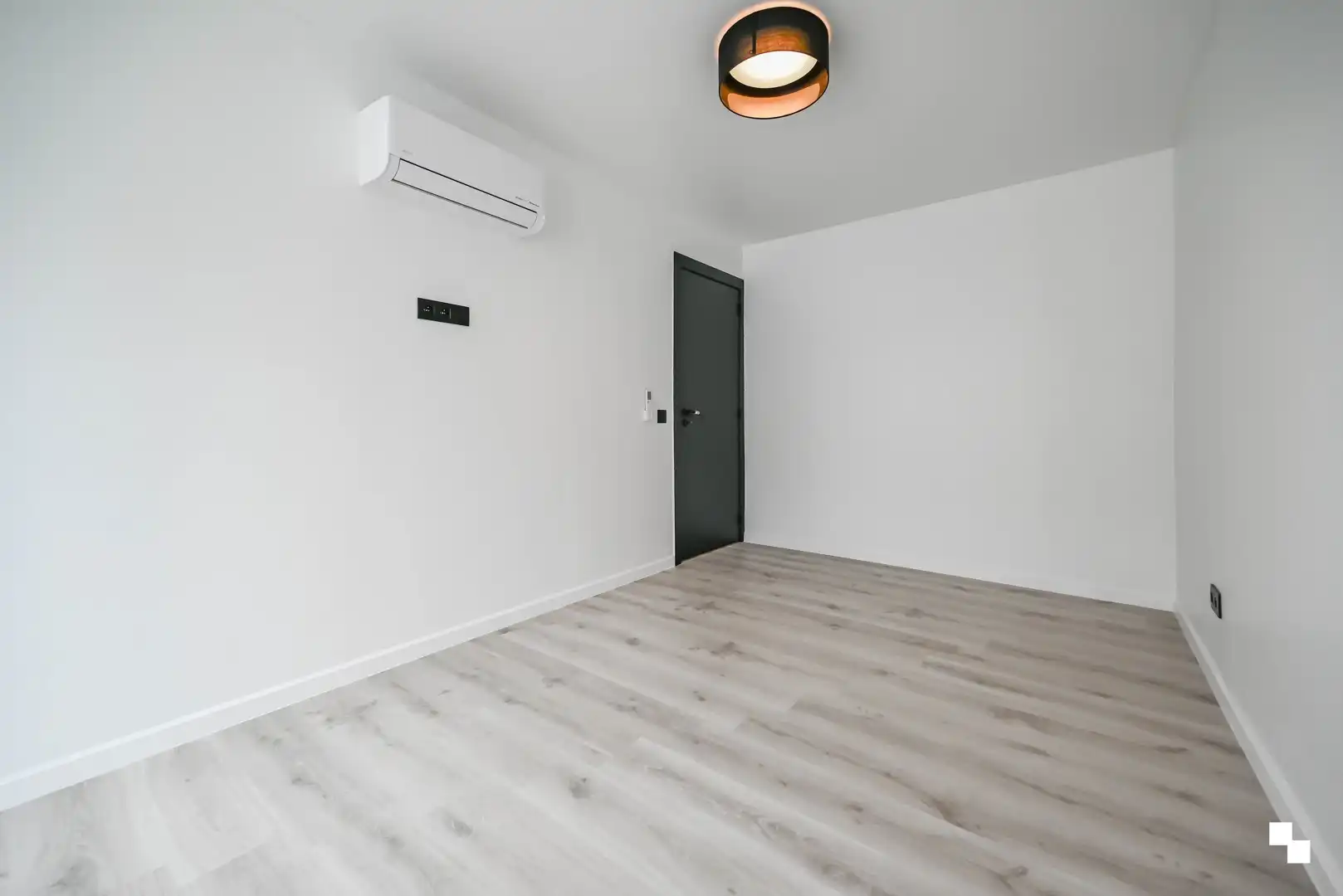 Gerenoveerd appartement met twee slaapkamers & airco in centrum Izegem foto 15