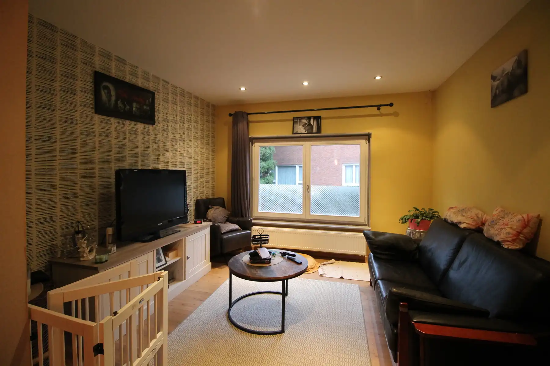 Gerenoveerde gezinswoning met 3 slaapkamers, terras en tuin op een zeer centrale, doch rustige ligging. foto 2