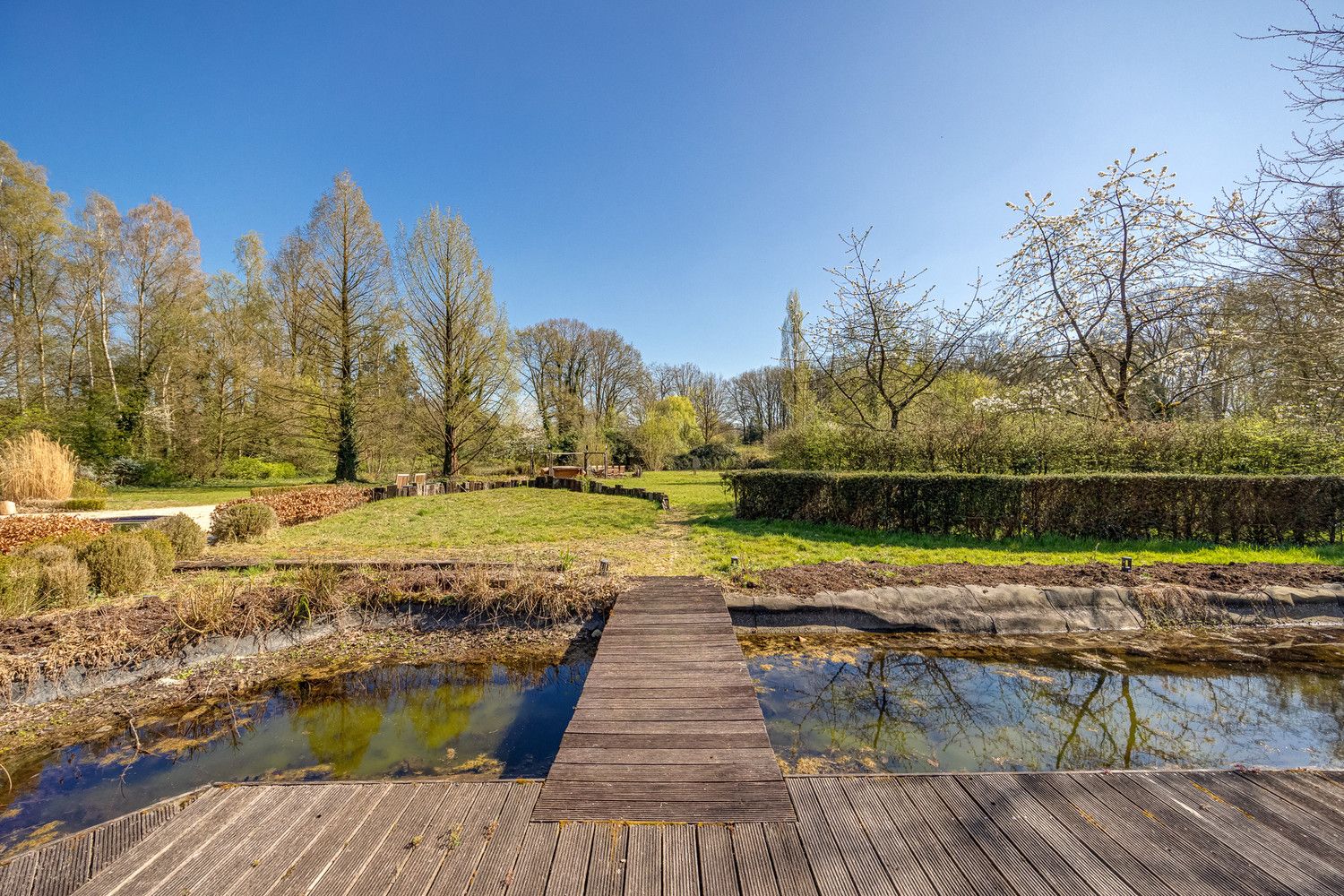 Villa op een uniek perceel van 1 hectare met vijver en zwembad foto 27