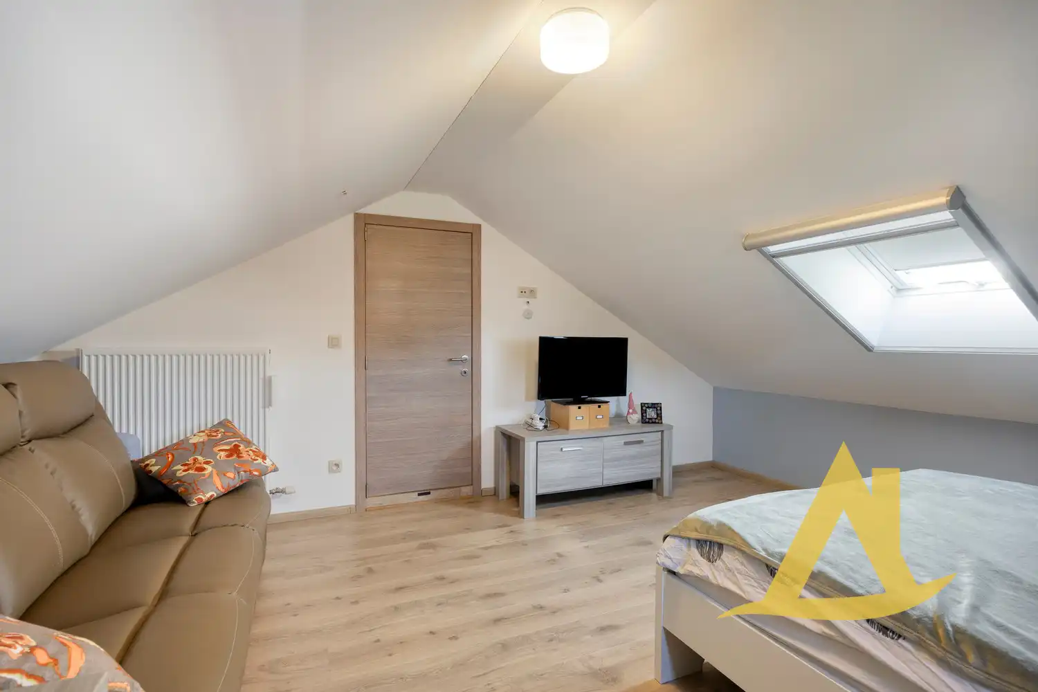 RUSTIG GELEGEN, INSTAPKLARE WONING MET TUIN RONDOM EN RUIME OPRIT foto 25
