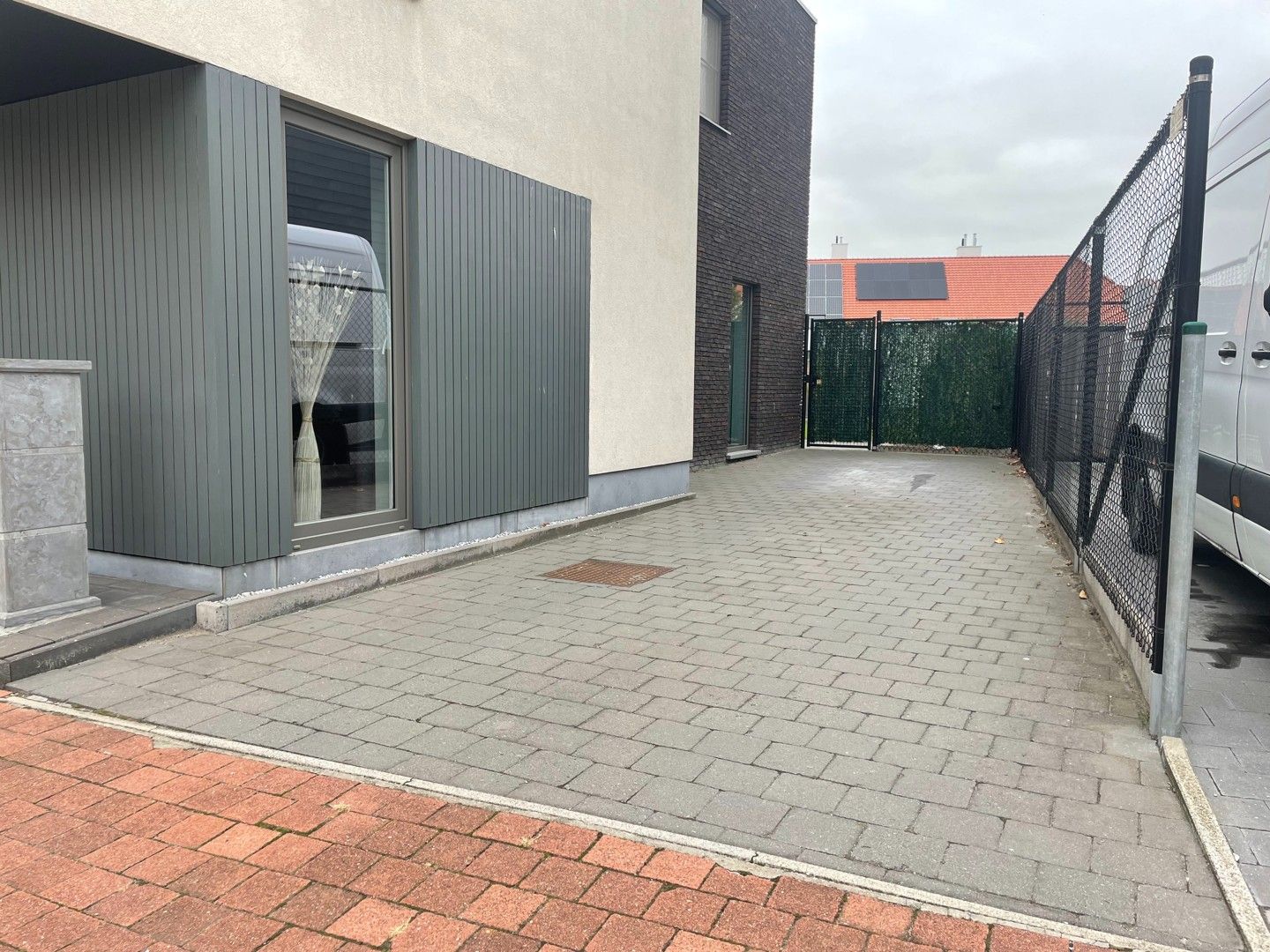 Recent en verzorgde hoekwoning met 2 parkeerplaatsen en garage foto 3
