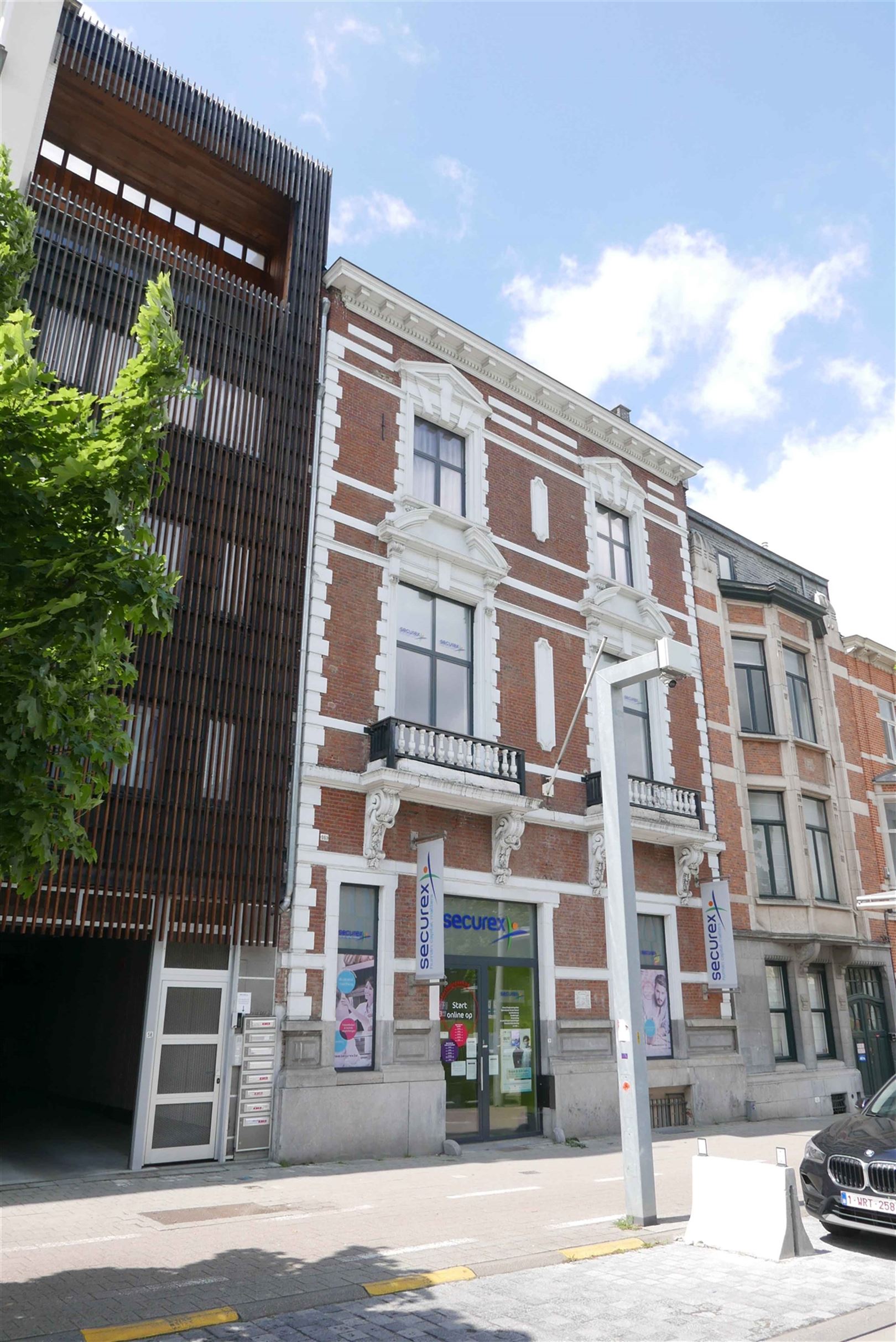 Kantoorgebouw aan het station foto {{pictureIndex}}