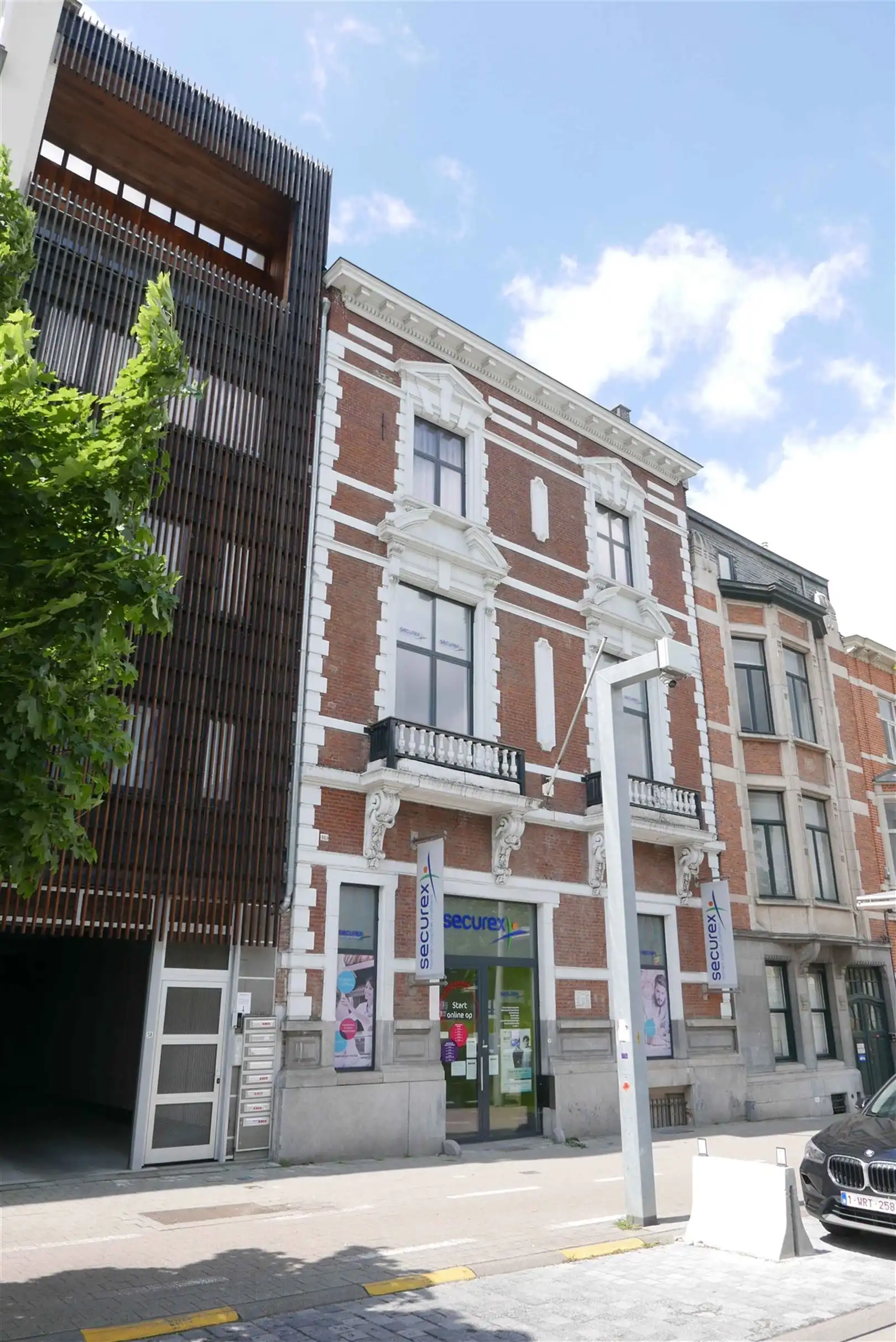 Kantoorgebouw aan het station foto {{pictureIndex}}