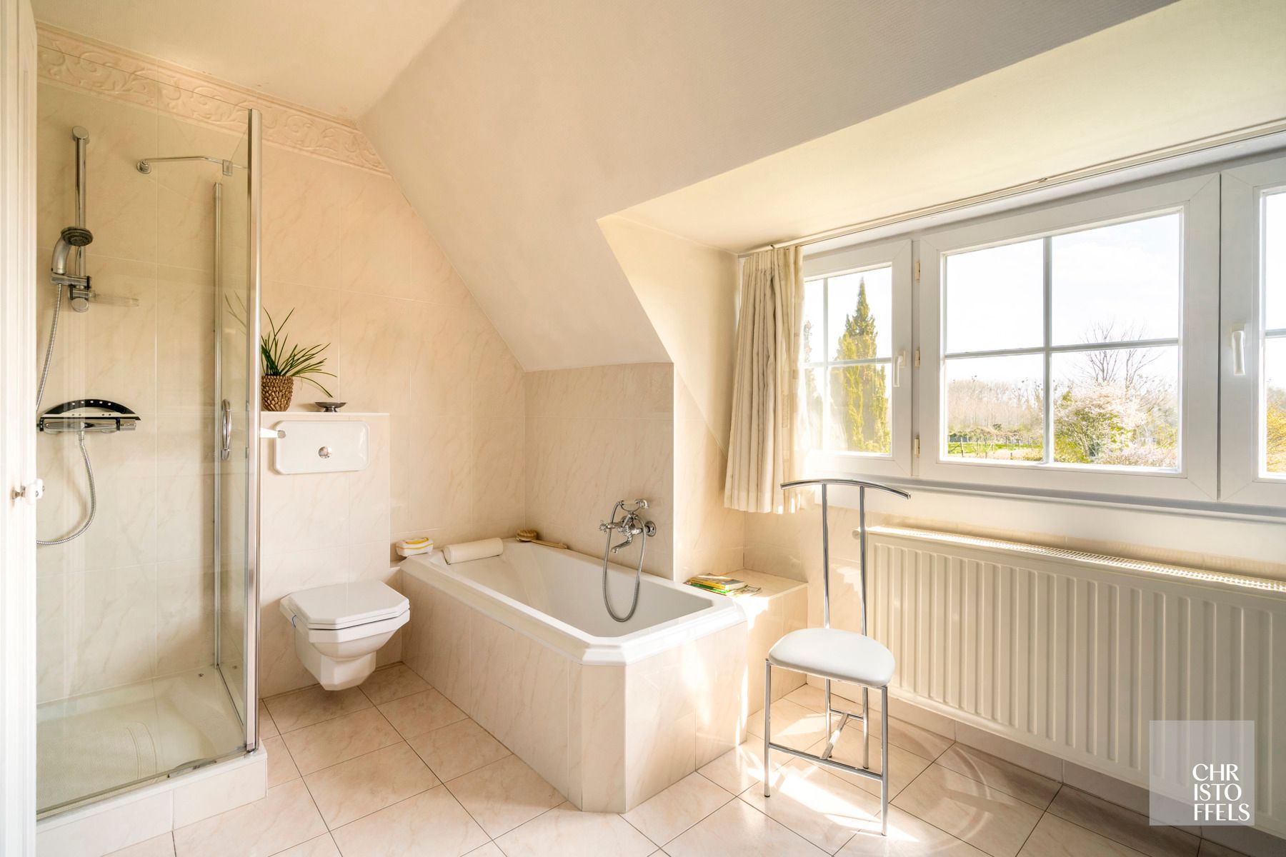 Riante vrijstaande woning mét vrij zicht op een perceel van 3679m²! foto 9