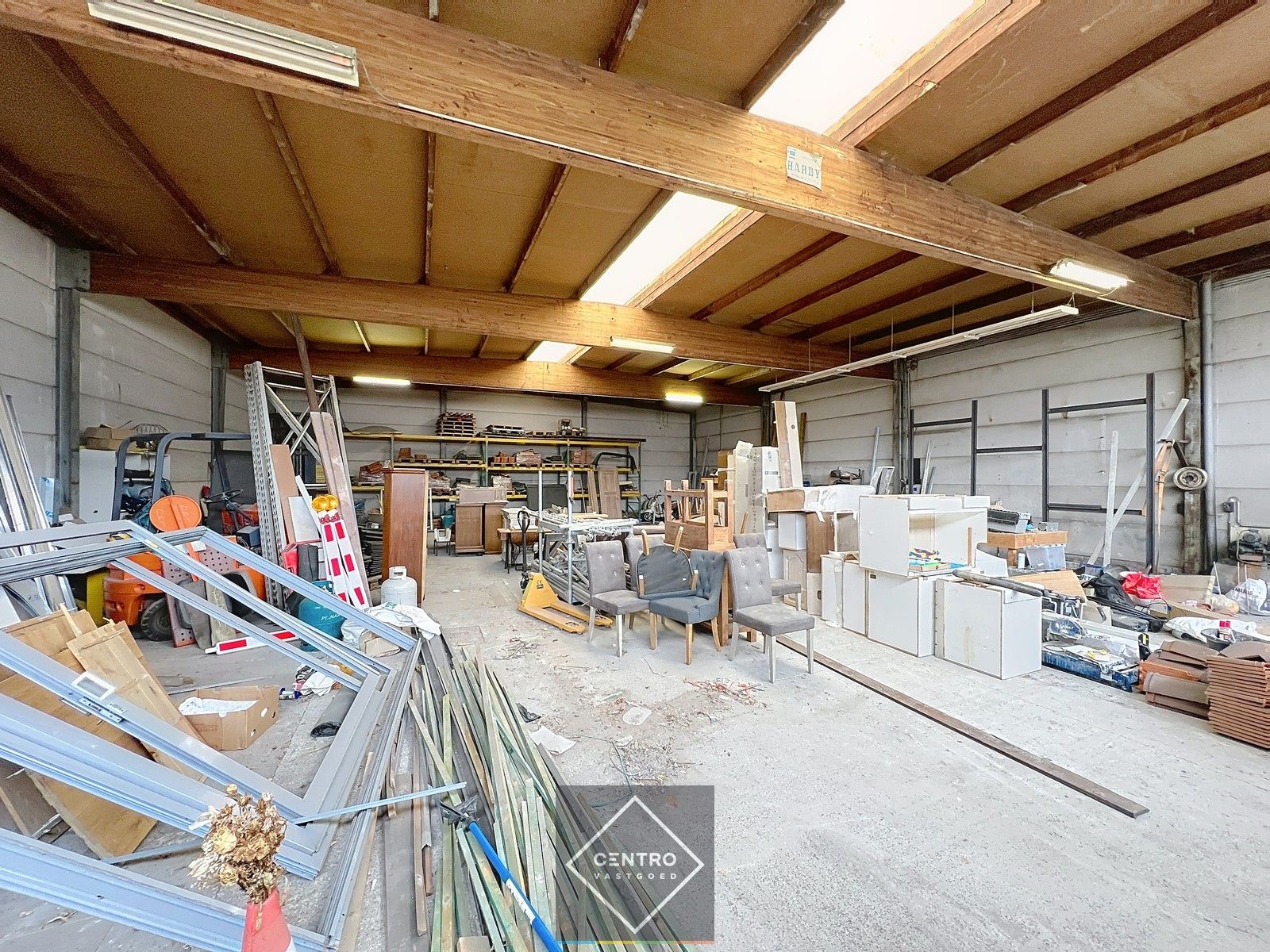 Goed gelegen MAGAZIJN (± 300m2) met parking TE HUUR nabij centrum Roeselare. foto 6