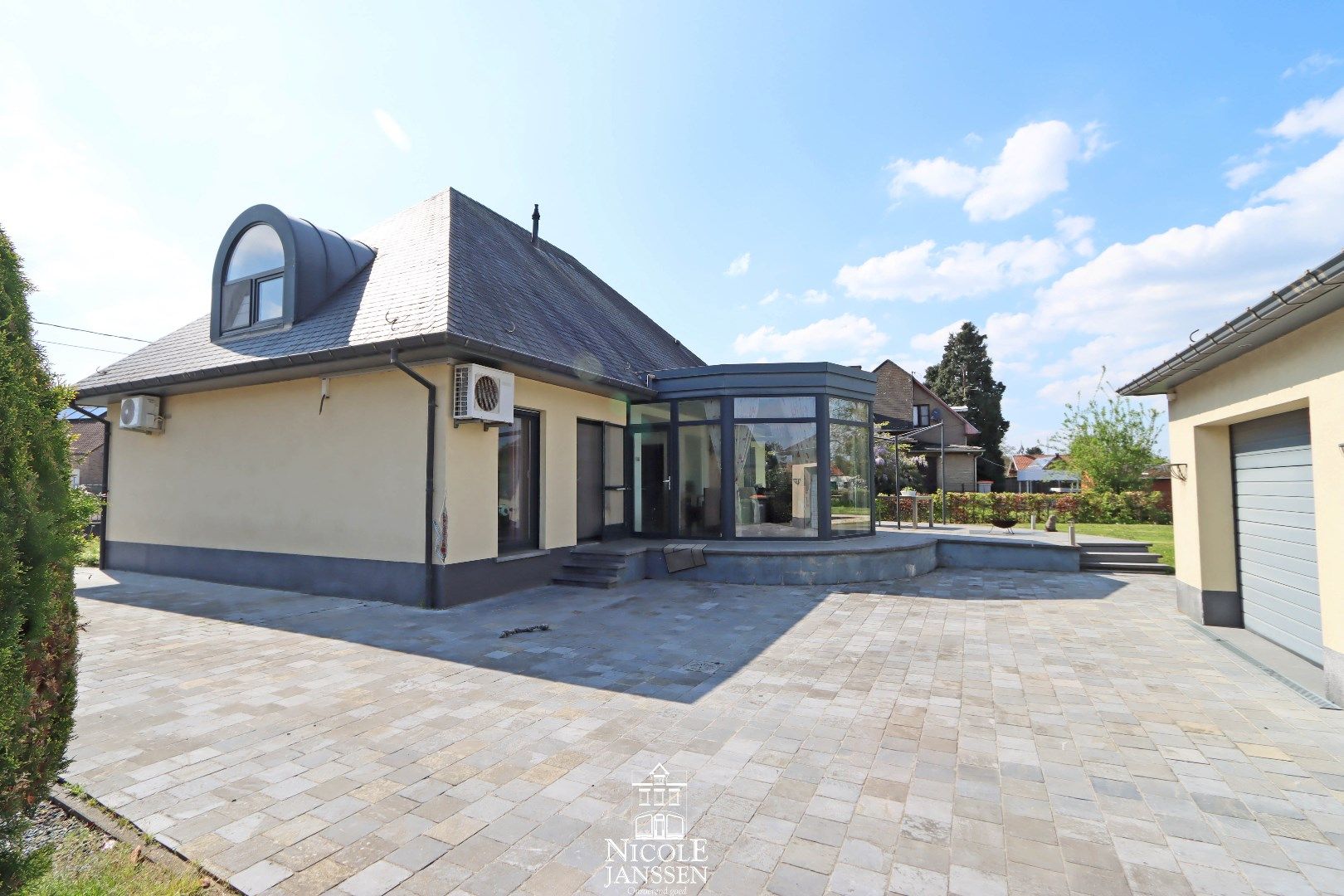 Vrijstaande ruime woning met dubbele garage en grote tuin met zwembad foto 31