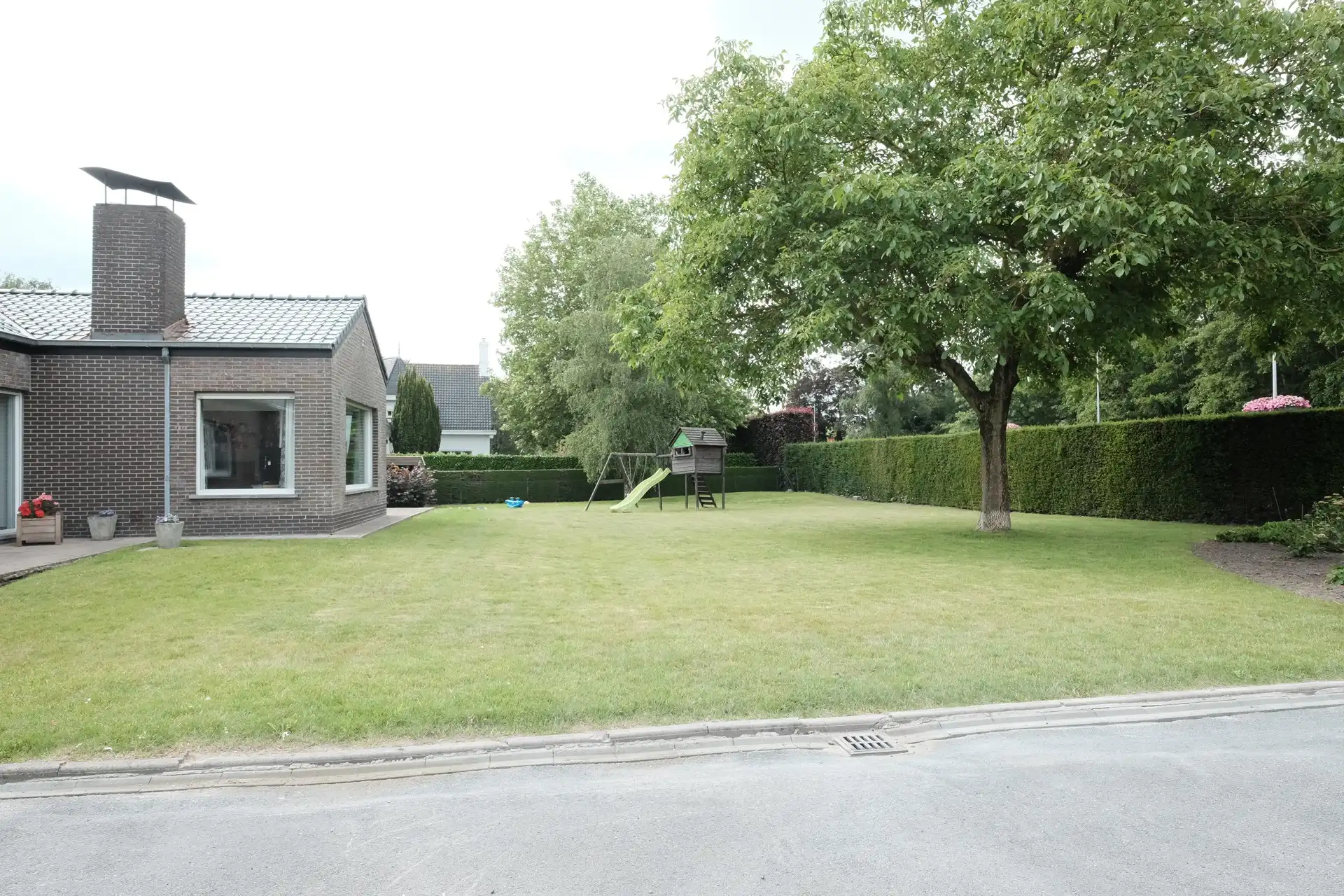 Alleenstaande gelijkvloerse woning op ruim perceel van 1.748 m² in Hooglede foto 2