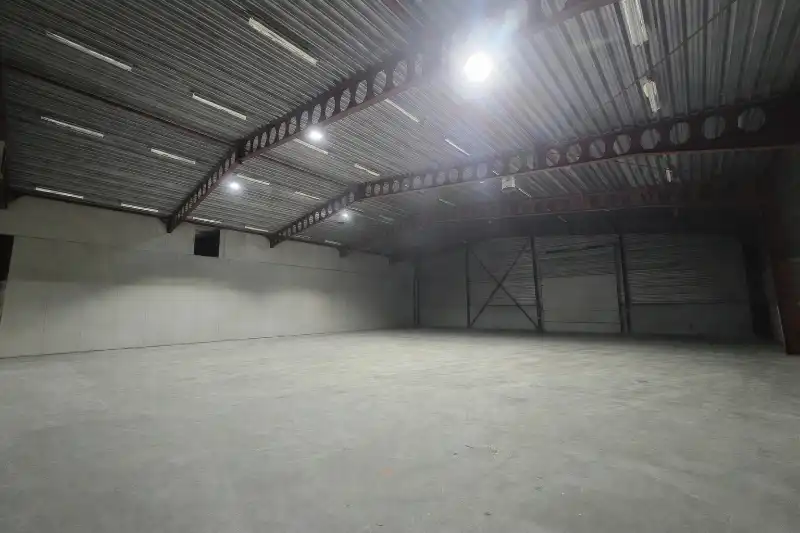 Magazijn met koelcel te huur foto {{pictureIndex}}