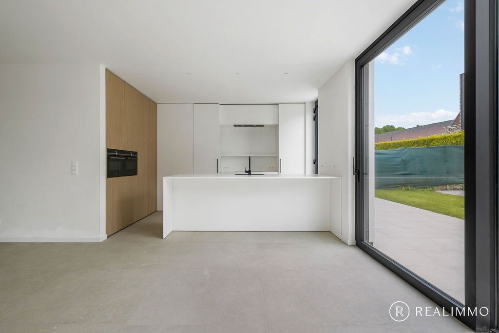 Instapklaar & stijlvol wonen met aangelegde tuin, oprit én terras! foto 3