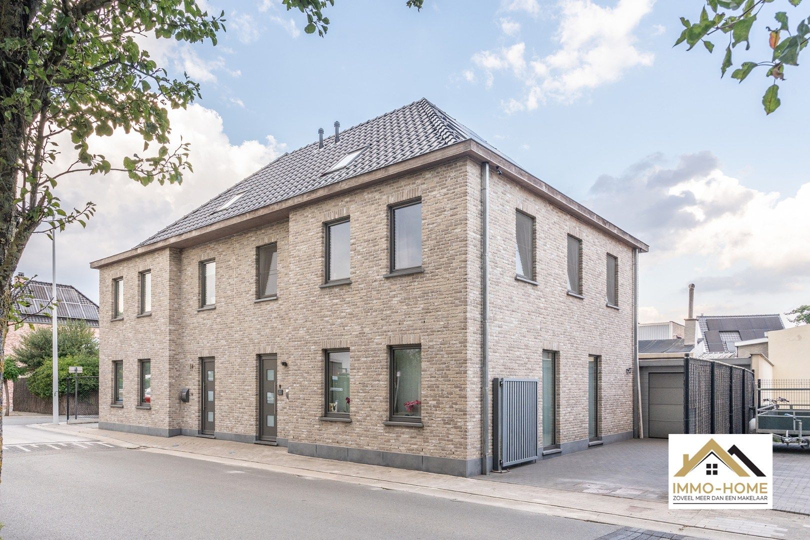 Recente knappe halfopen bebouwing op rustige ligging te Berlare foto {{pictureIndex}}