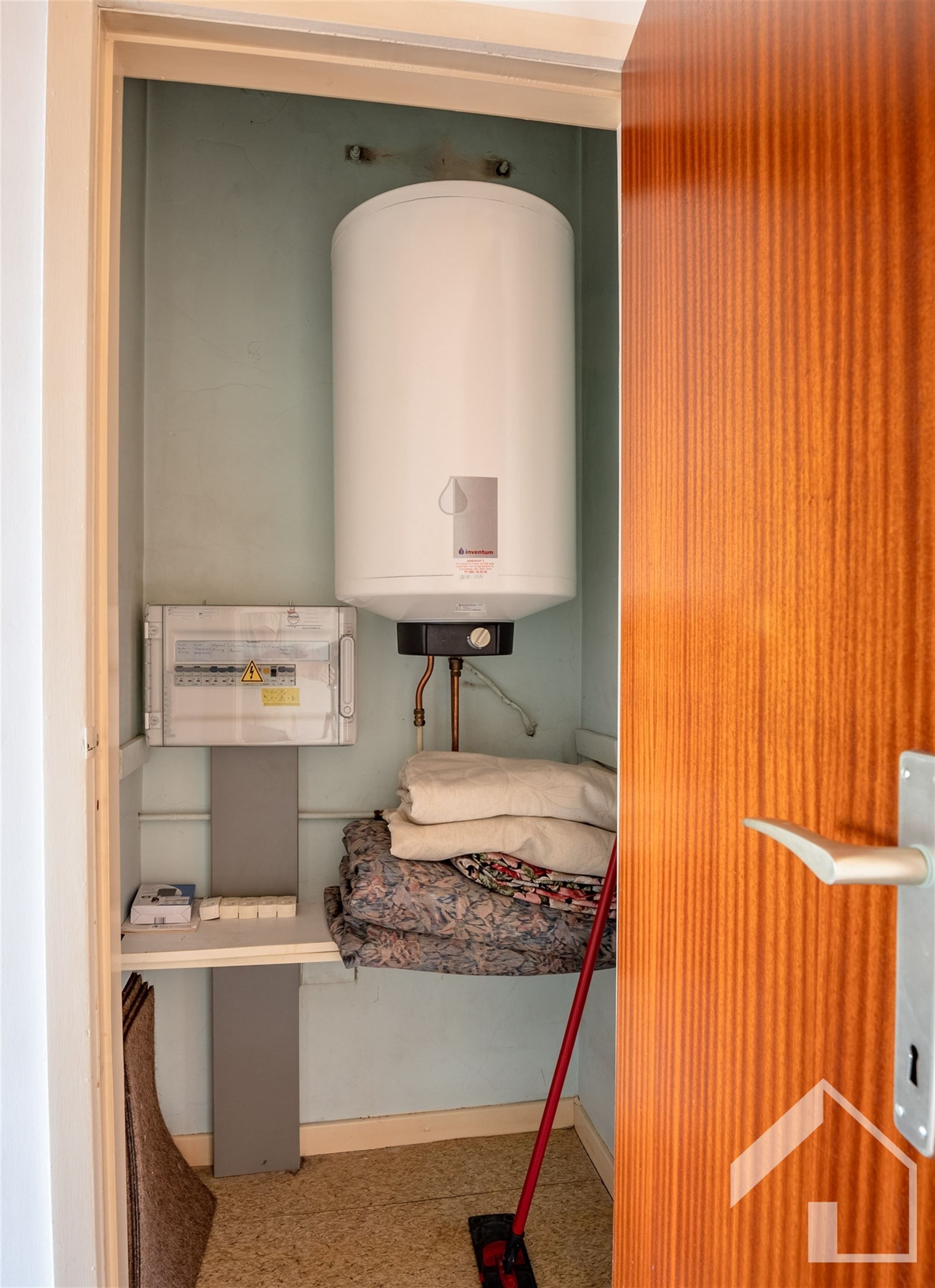 Ruim op te frissen 3-slaapkamerappartement met garage  foto 12
