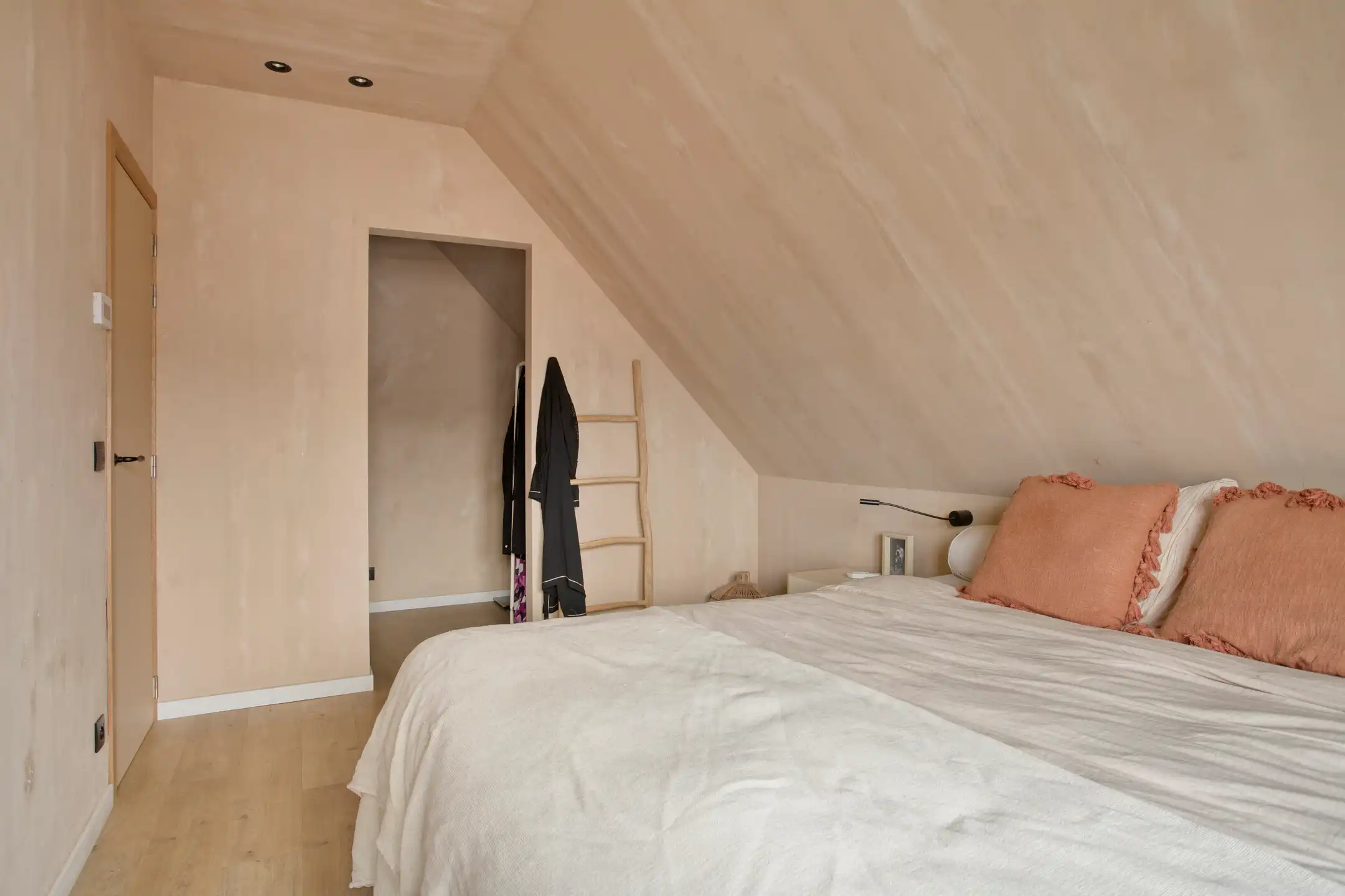 Volledig gerenoveerde vrijstaande woning met garage foto 18