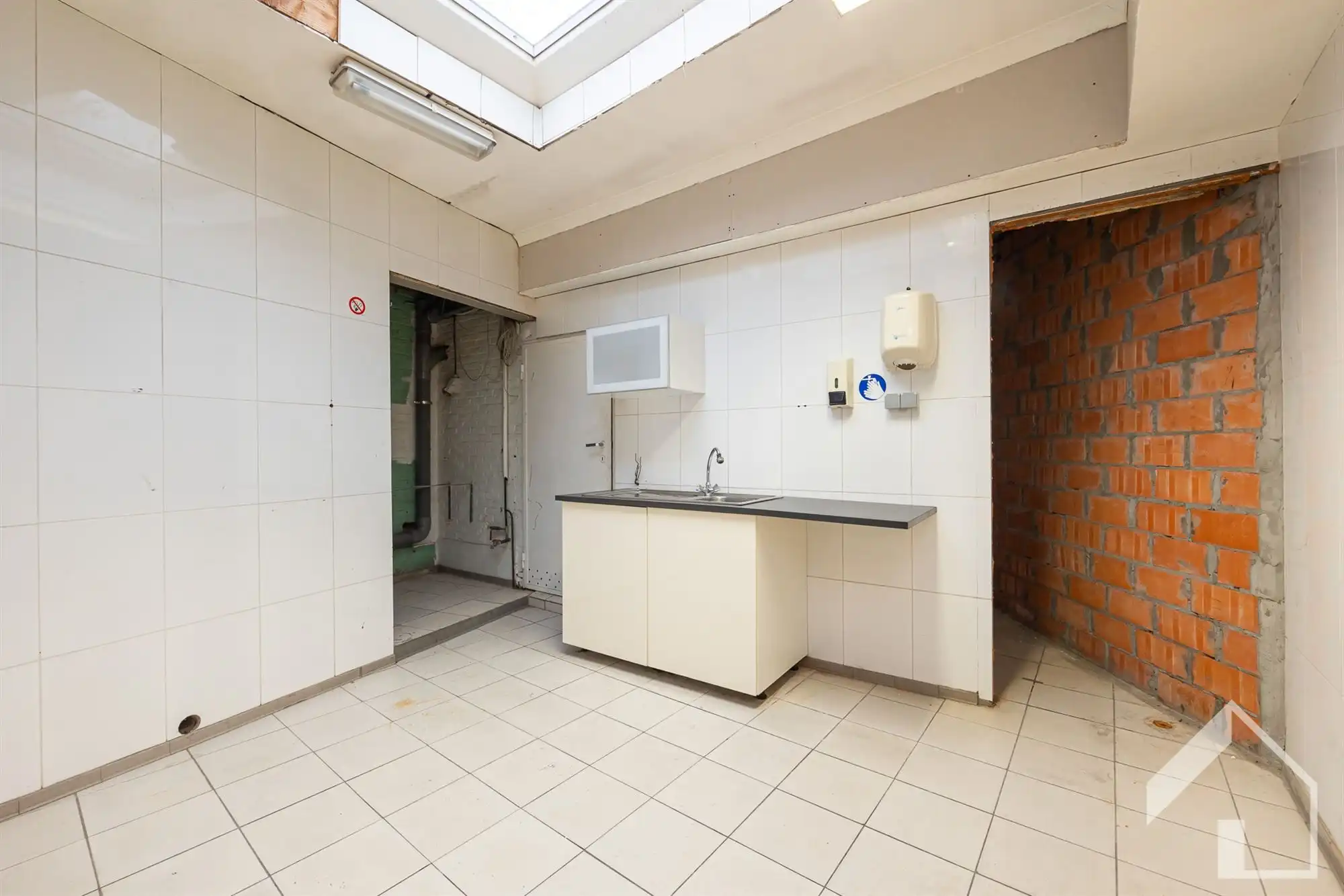 Gelijkvloers handelspand (300m2) + groot gerenoveerd appartement van 137m2 foto 8