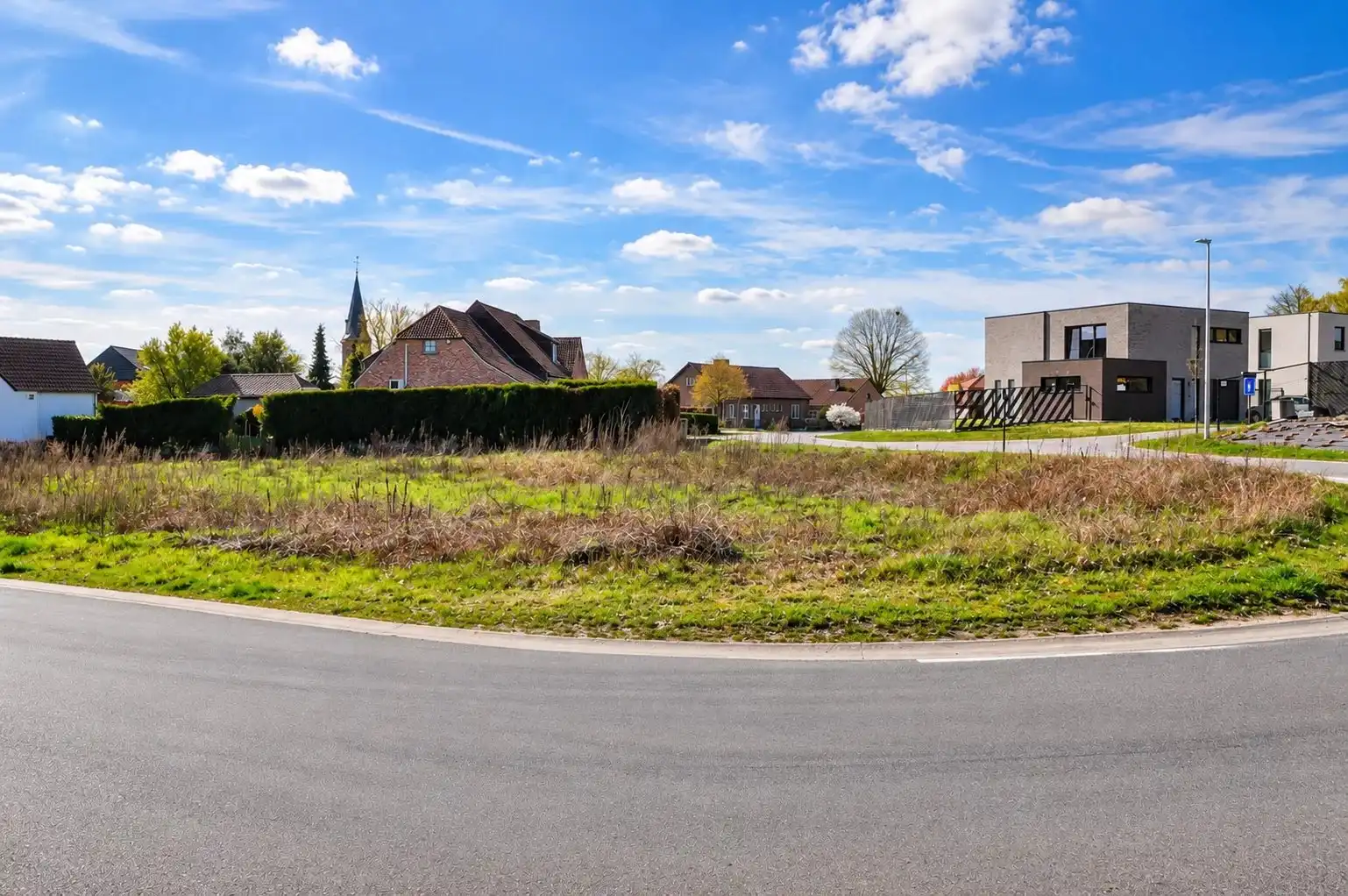 PROJECTGROND VAN 2 BOUWGRONDEN VOOR HALFOPEN BEBOUWING IN LINKHOUT (LUMMEN) foto {{pictureIndex}}