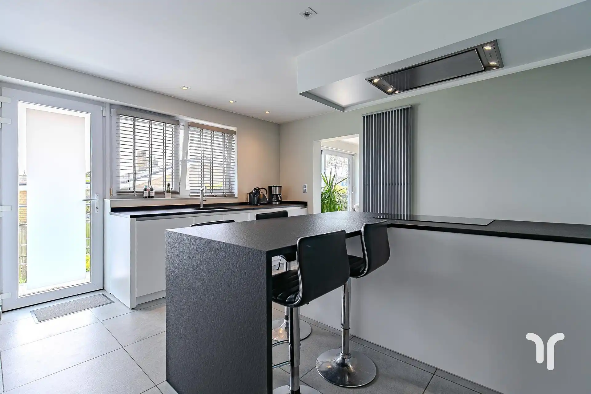 Instapklare, open bebouwing met 4 slaapkamers en prachtig open uitzicht, gelegen op een invalsweg. foto 10