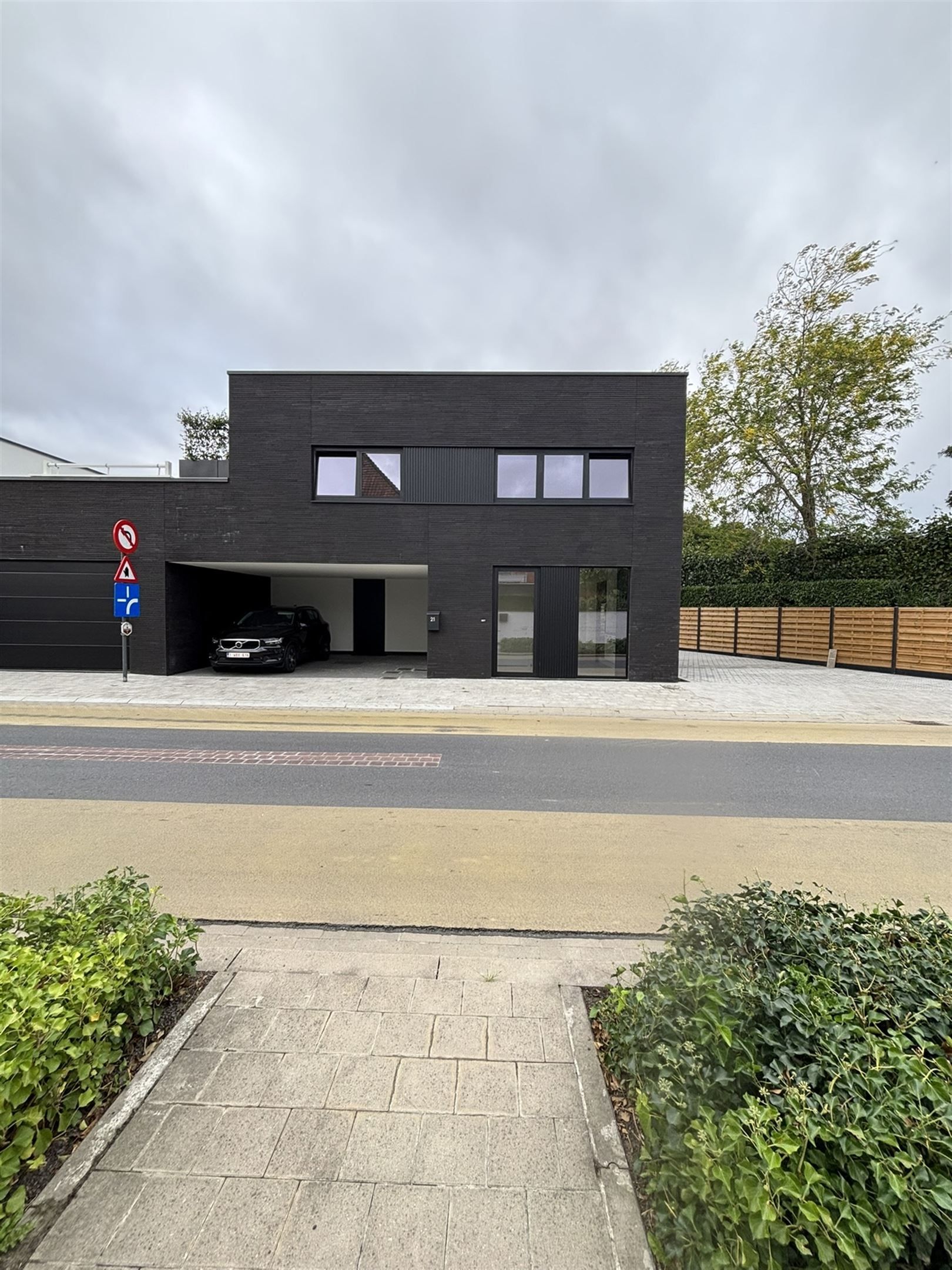 Stadswoning met 3 slaapkamers met carport foto {{pictureIndex}}