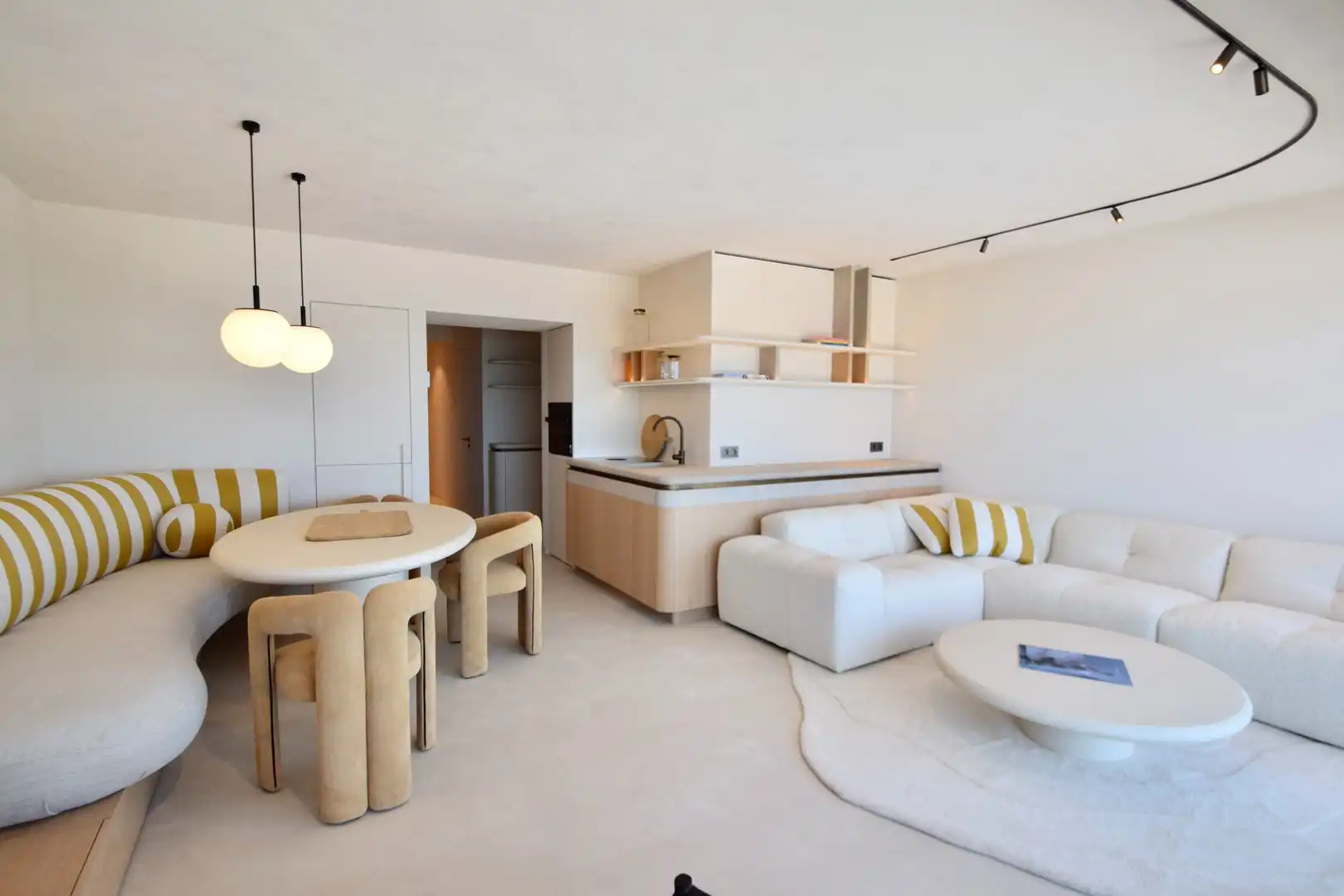 Fantastisch gerenoveerd appartement met zeezicht gelegen tussen het Lichttorenplein en het Albertplein foto {{pictureIndex}}