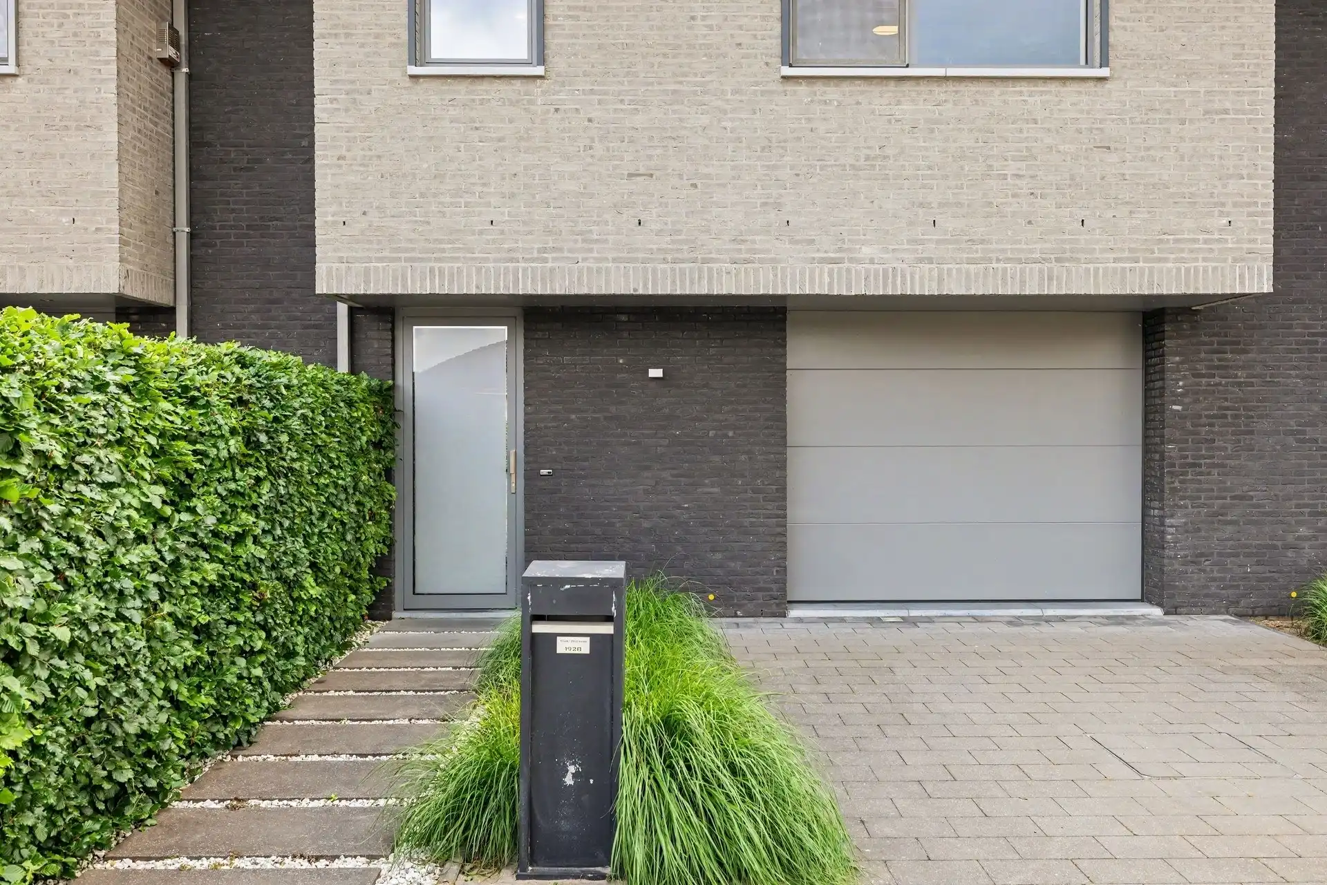 Uitstekend gelegen gezinswoning met inpandige garage en mooi aangelegde tuin (430m²) foto 2