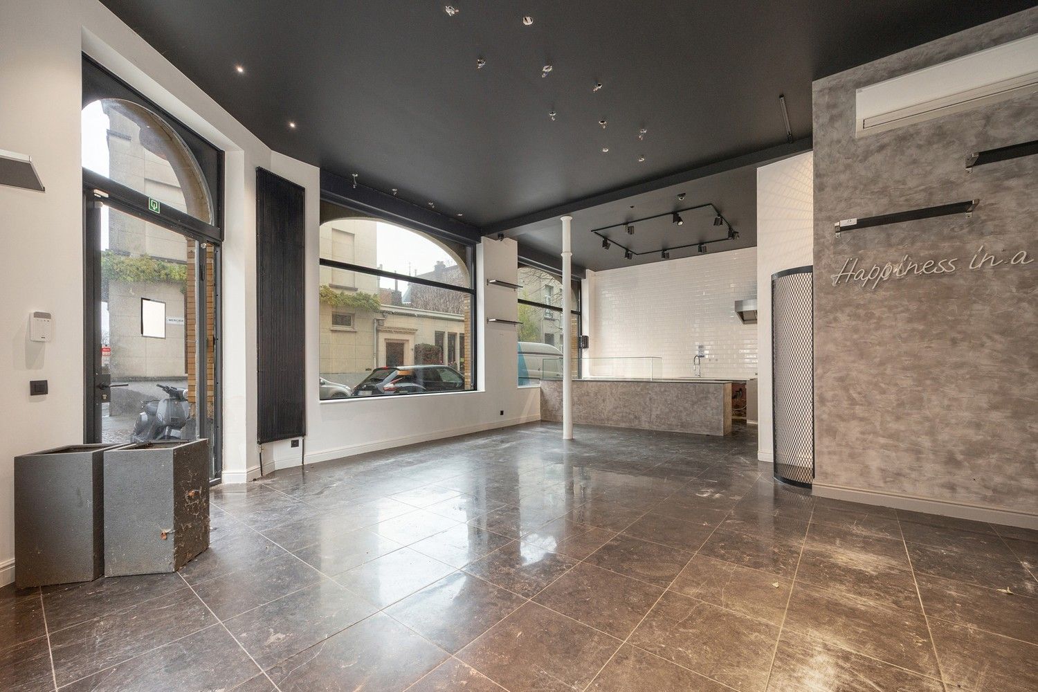 Handelsgelijkvloers te huur op uitstekende hoeklocatie foto 4