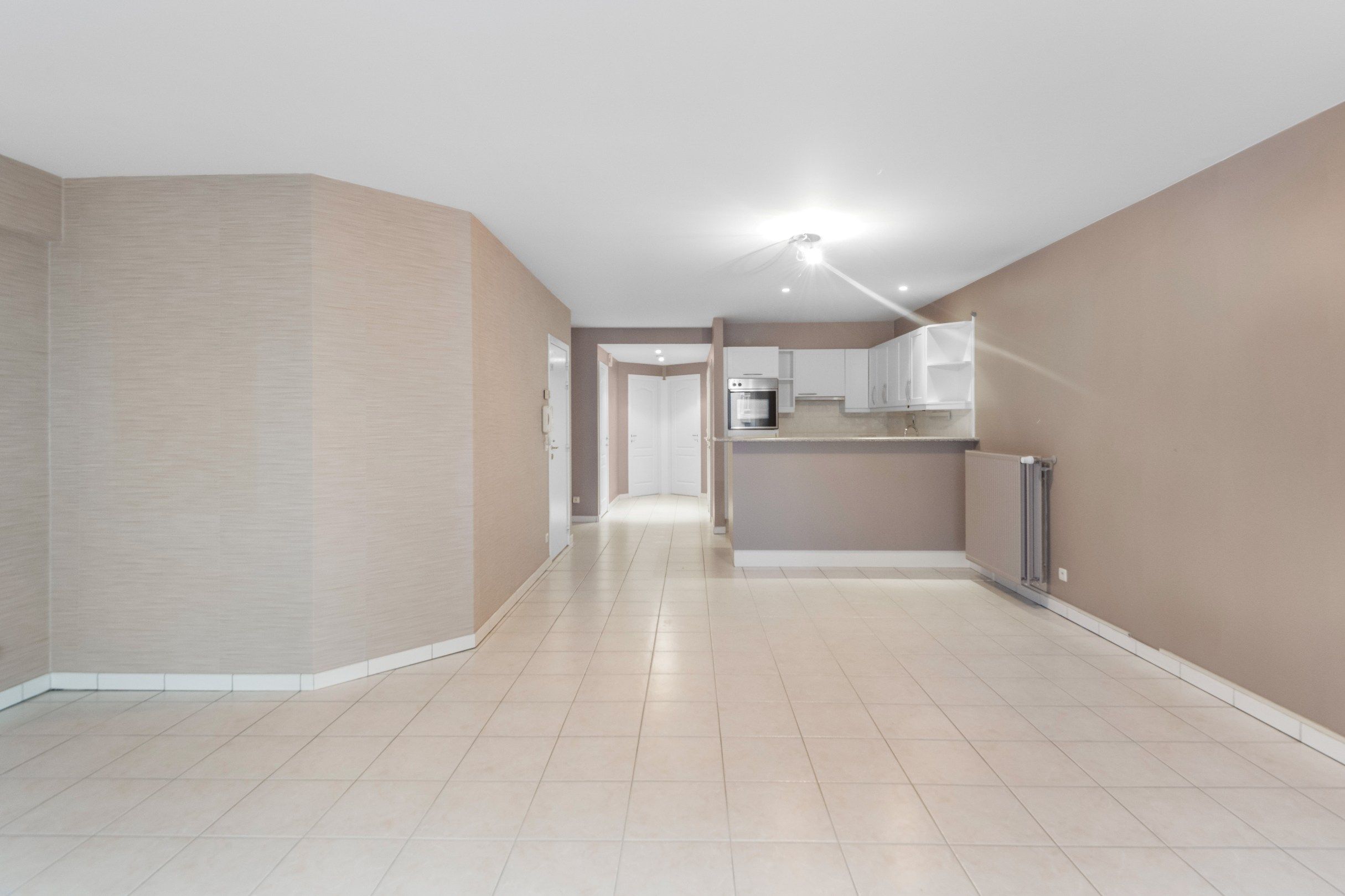 Zeer centraal gelegen, ongemeubeld appartement in de Dumortierlaan op enkele stappen van de Lippenslaan en de Zeedijk. foto 4