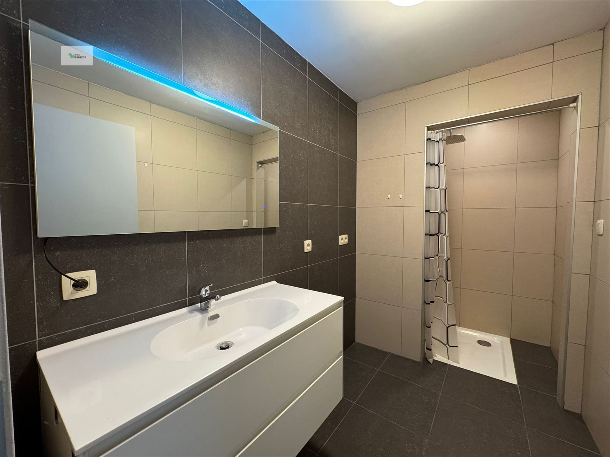 Instapklaar één slaapkamer appartement met afgesloten garage foto 12