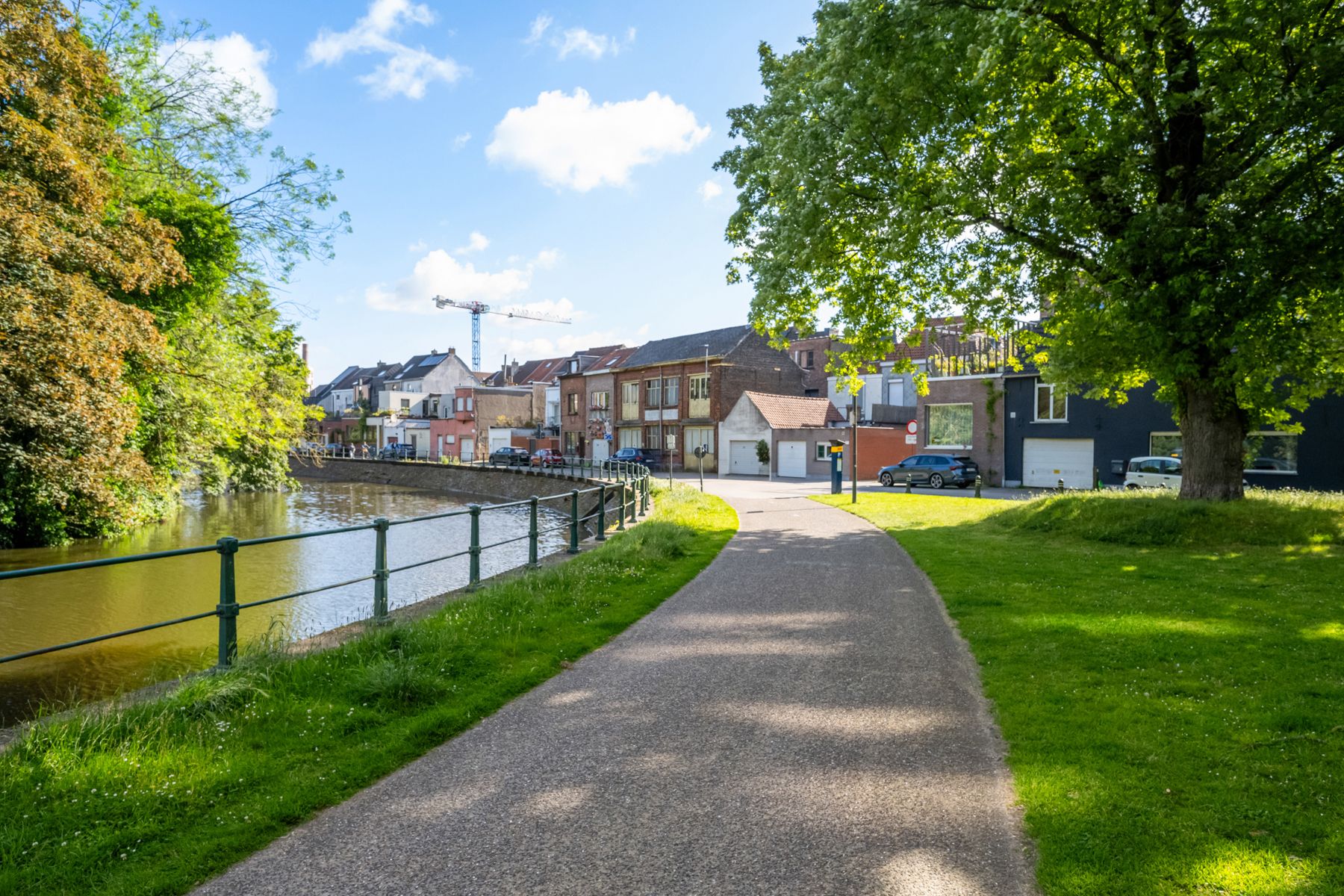 Nieuwbouwwoning met 3 kamers, terras en zicht op het water foto 14