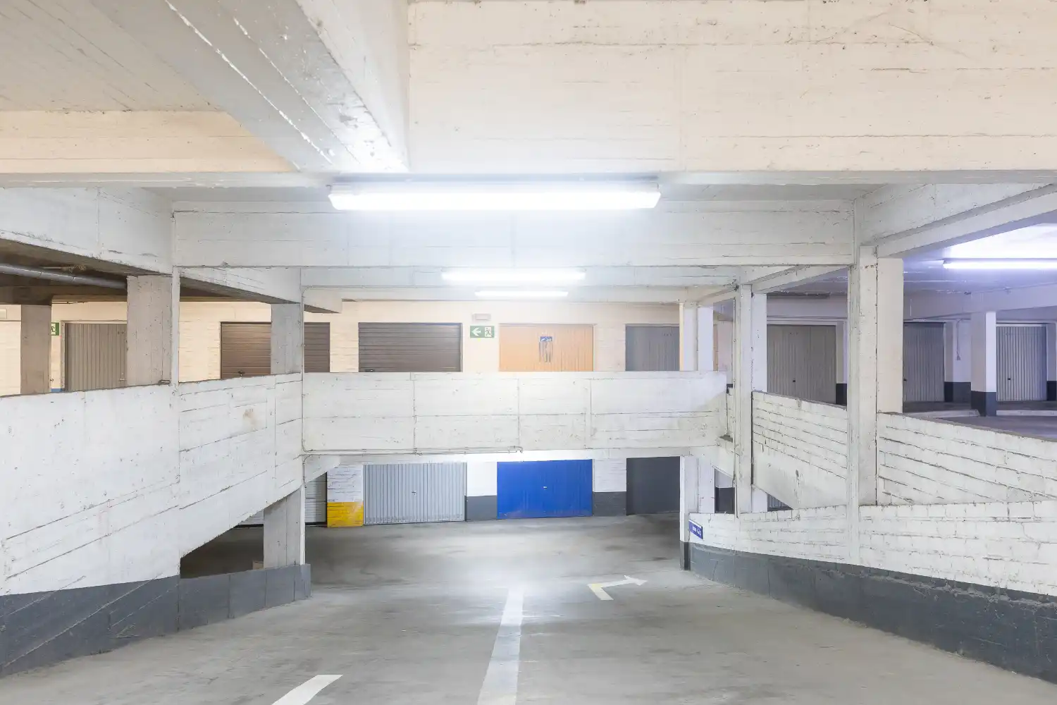 Overdekte parkeerplaats in het europacentrum foto 3