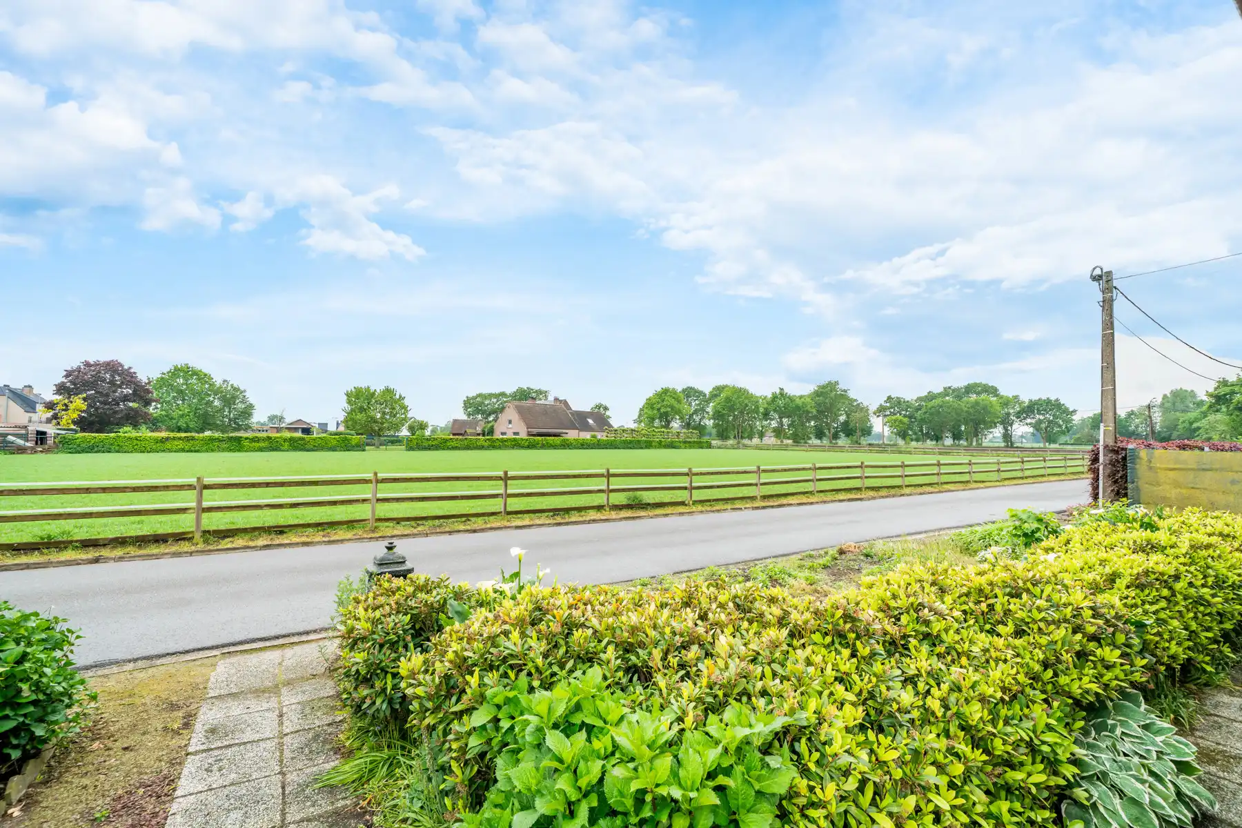 Karaktervolle jaren ’60 gezinswoning met een uitzonderlijk breed perceel (37m) en eindeloos potentieel op een toplocatie in Geel! foto 24