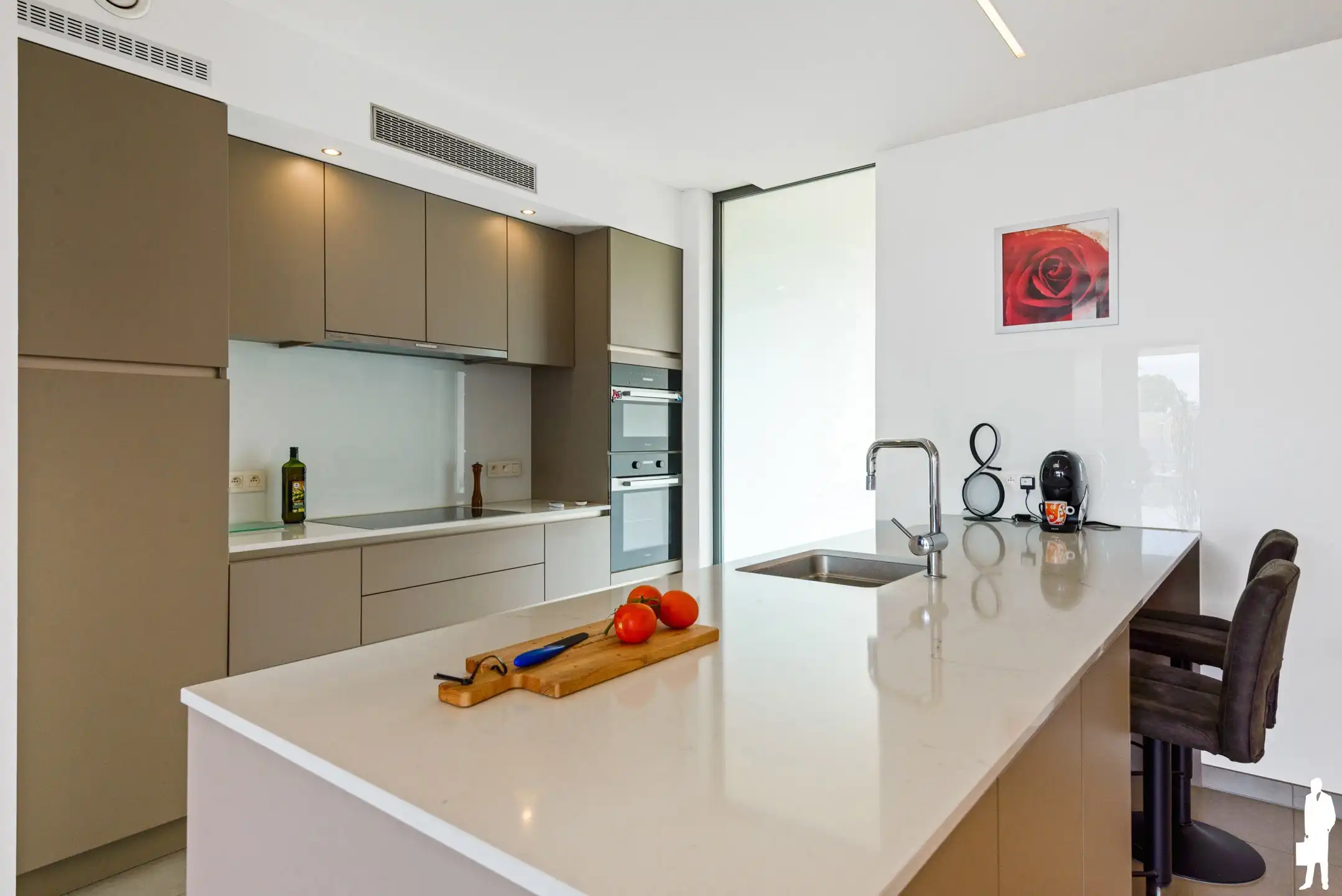 Stijlvol appartement met terras en 2 autostaanplaatsen foto 9