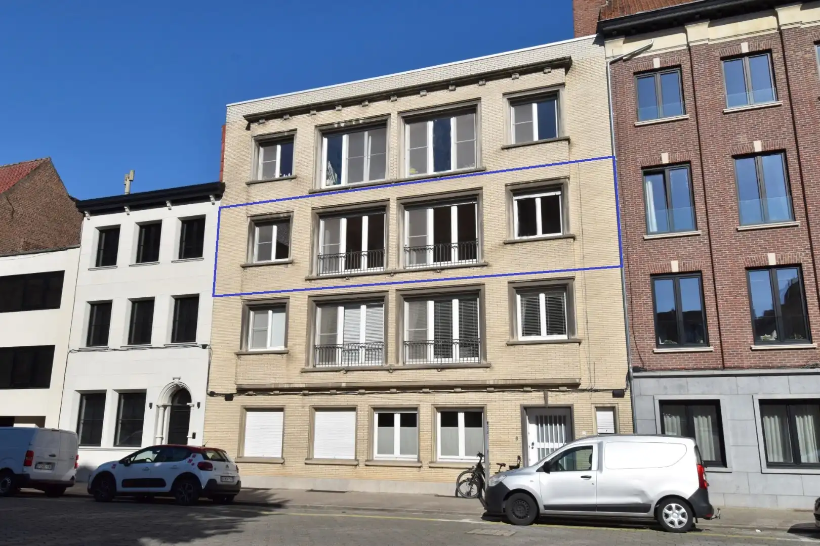 Ruim 3-slaapkamer appartement met garage in hartje Kortrijk foto {{pictureIndex}}