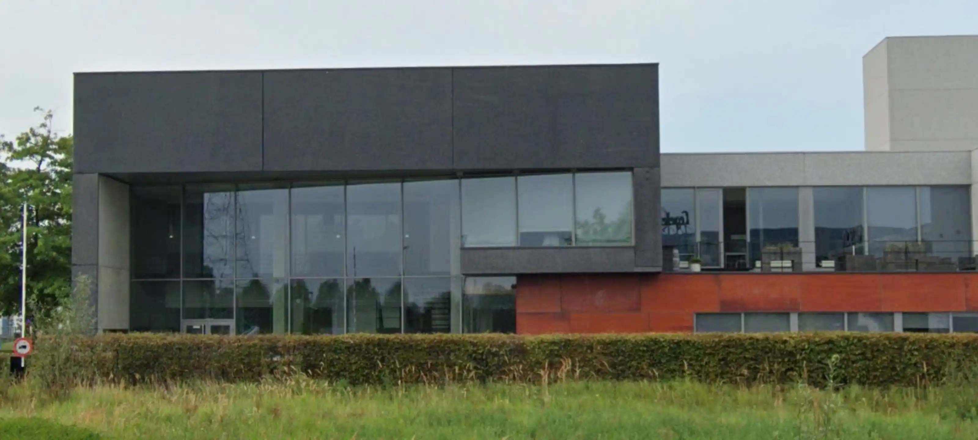 Magazijn 3.911 m² met kantoren en terrein in Zwijndrecht   foto 6