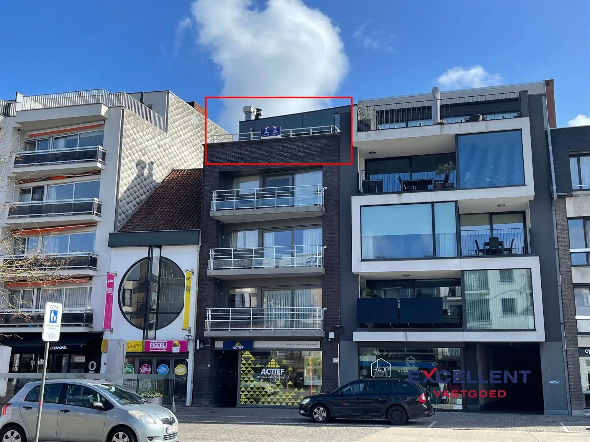 Lichtrijk dakappartement met ruim terras te huur op de Markt! foto 9