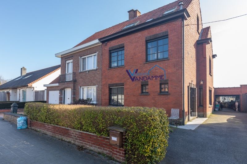 Centraal gelegen, te renoveren, ruime halfopen bebouwing met 7 slaapkamers. Tuin kijkt uit op open ruimte... foto 12