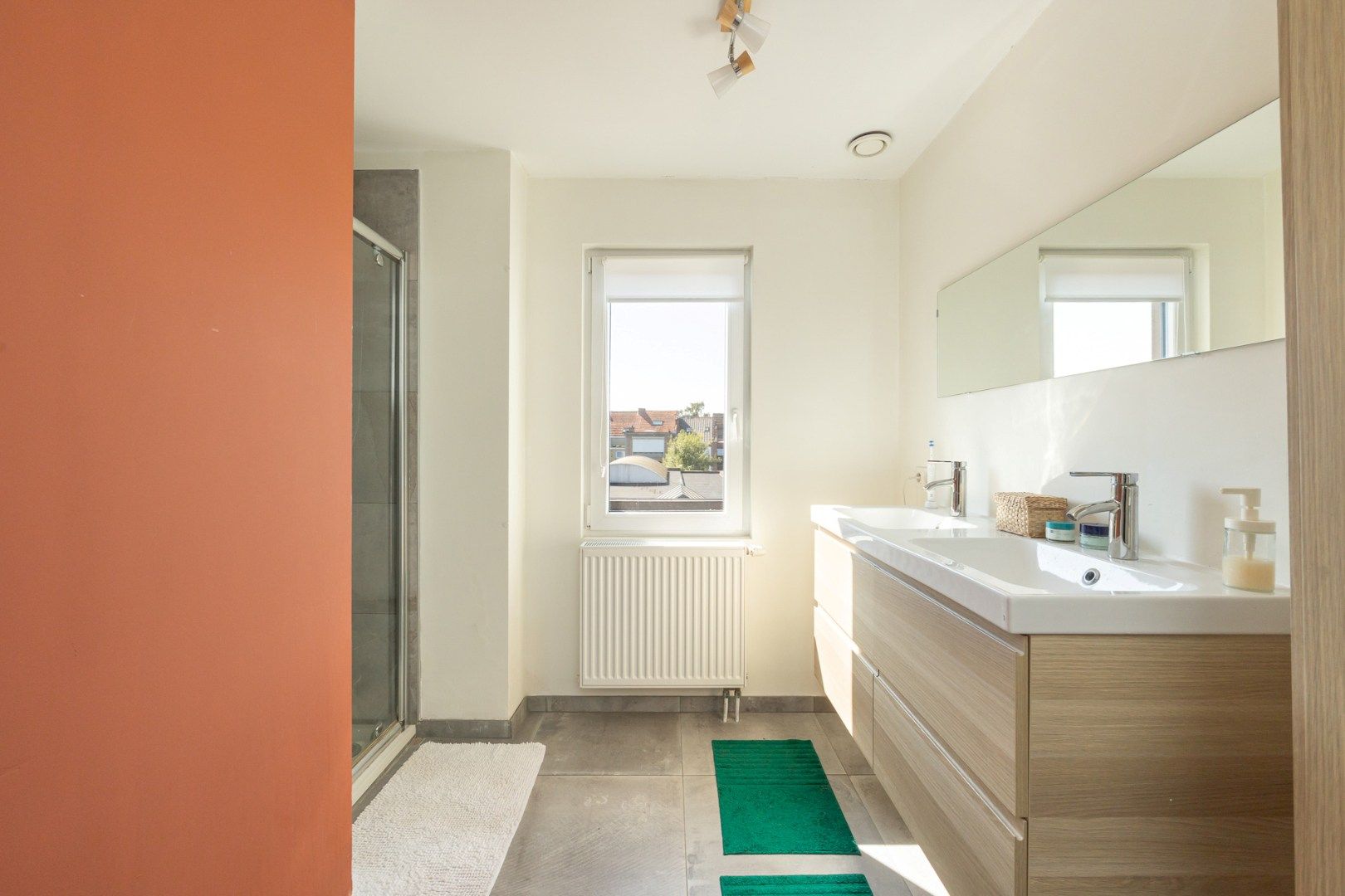 Gerenoveerd (2017) 2-slaapkamer appartement (112m²) met terras en autostaanplaats!  foto 7