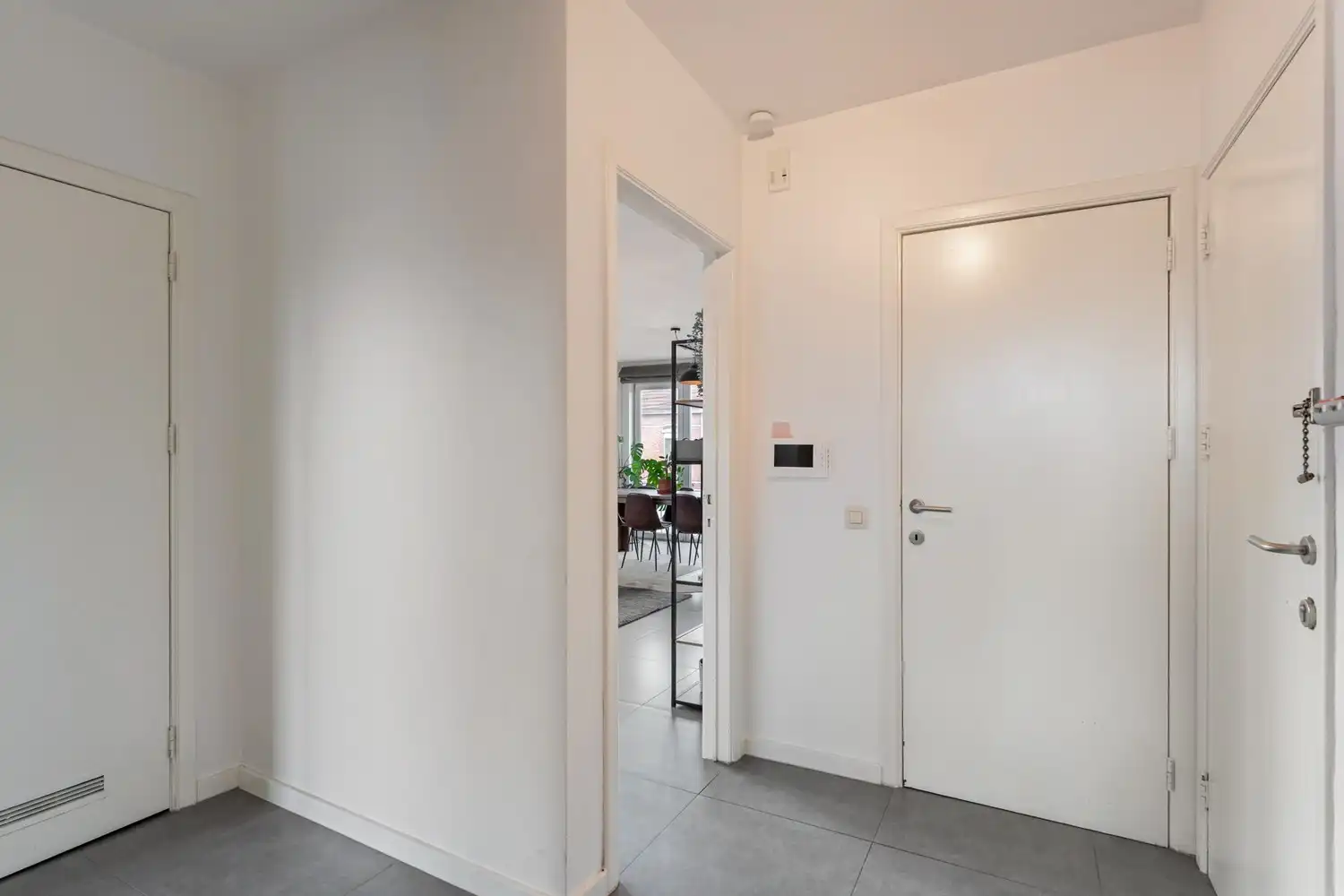 Gerenoveerd en lichtrijk appartement met 2 mooie slaapkamers, een ruim terras en een garagebox te Herent! foto 2