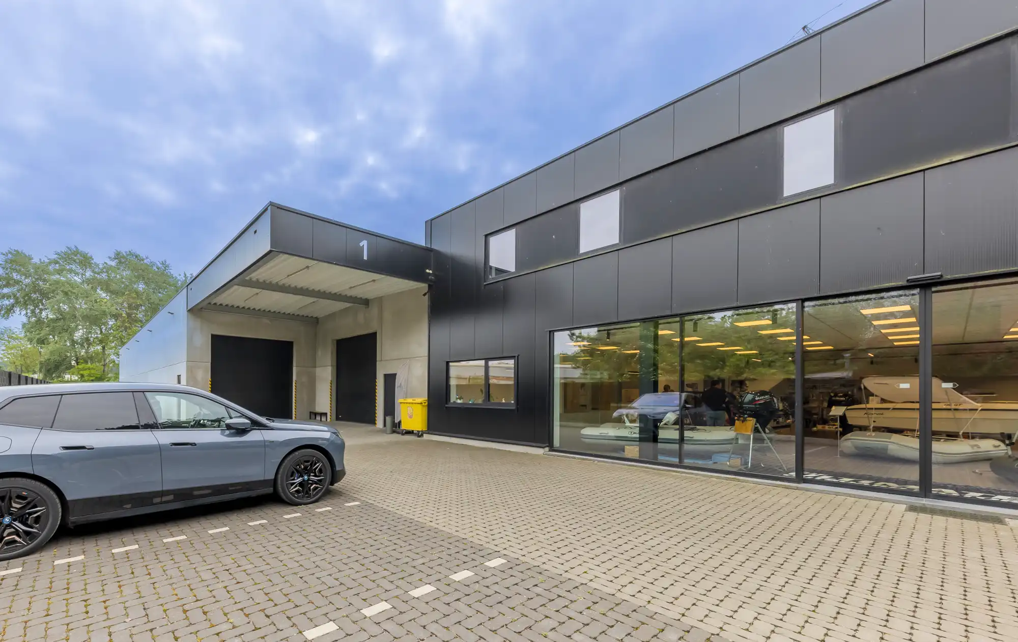 TE HUUR: Recent en hoogwaardig afgewerkt bedrijfs-/kantoorgebouw met showroom, magazijn en ruime parking foto 3