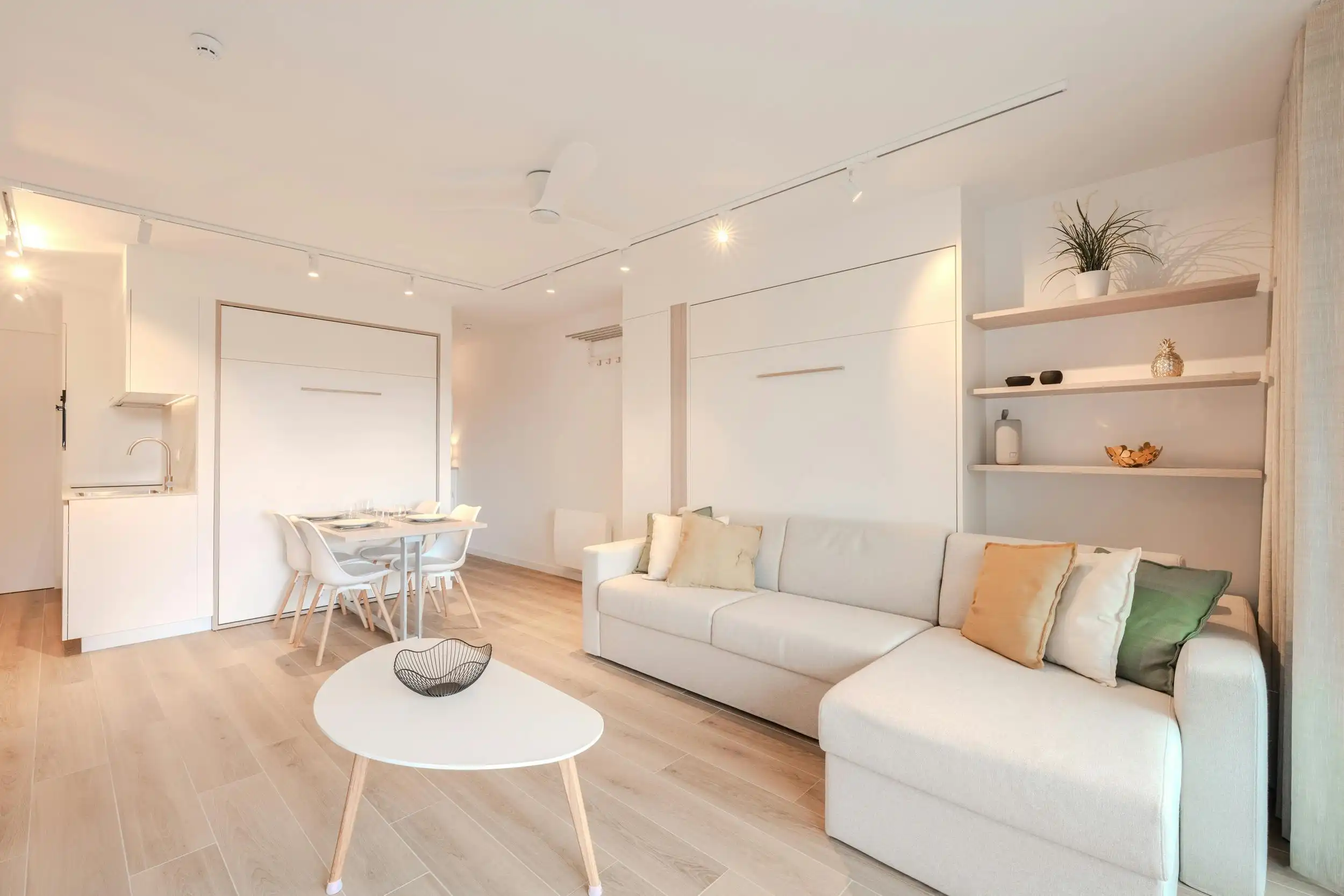 Exclusief gerenoveerde studio met zuidgericht terras foto 2