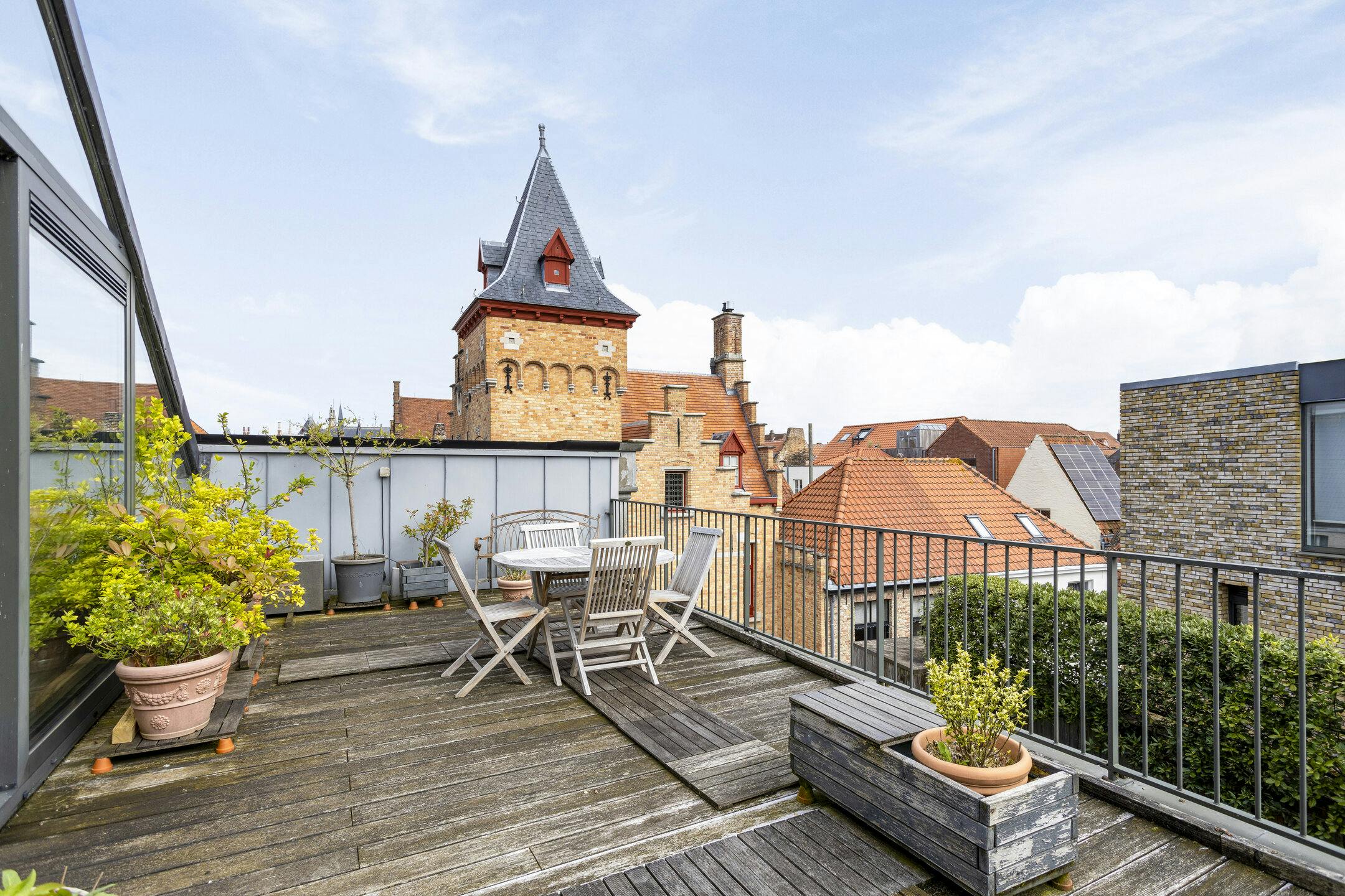 Hoofdfoto van de publicatie: Ruim, lichtrijk appartement met twee slaapkamers te koop in Brugge